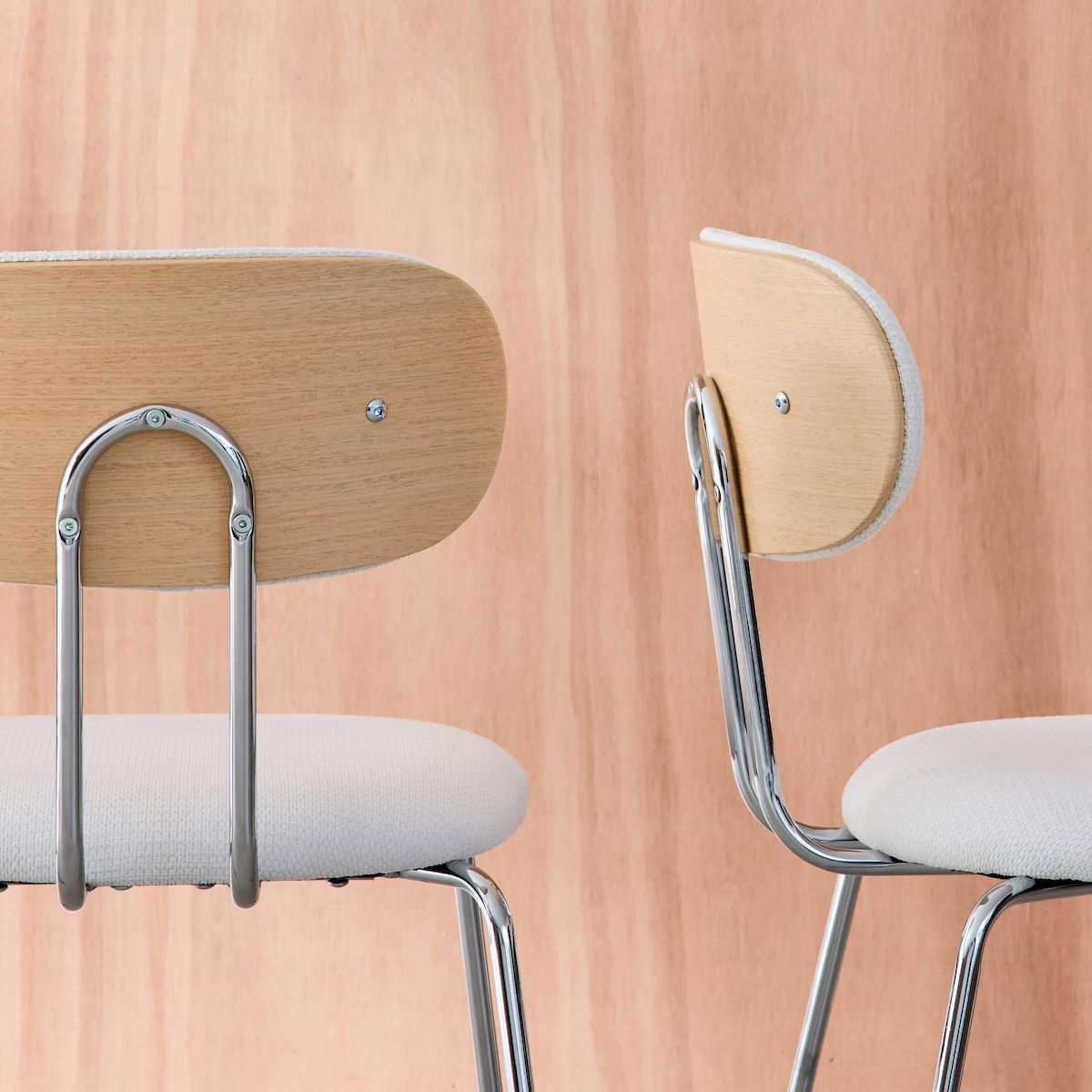 SWEEEK 2 chaises décor bois courbé teinté chêne et tissu déperlant blanc. pieds métal chromé - L 45 x P 55 x H 80cm - Erin