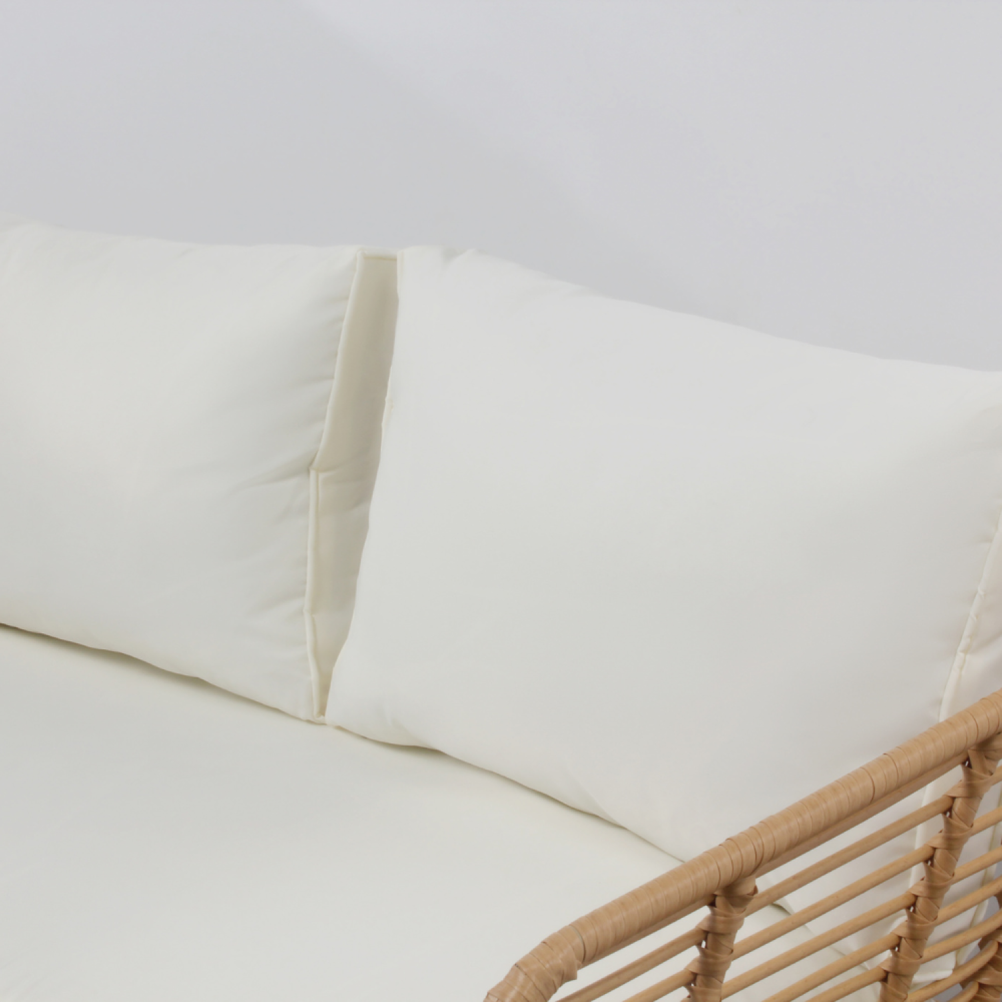 Voir la diapositive 3 : CONCEPT USINE Salon de jardin 4 places canapé et chaises effet rotin avec coussins conforts sitia