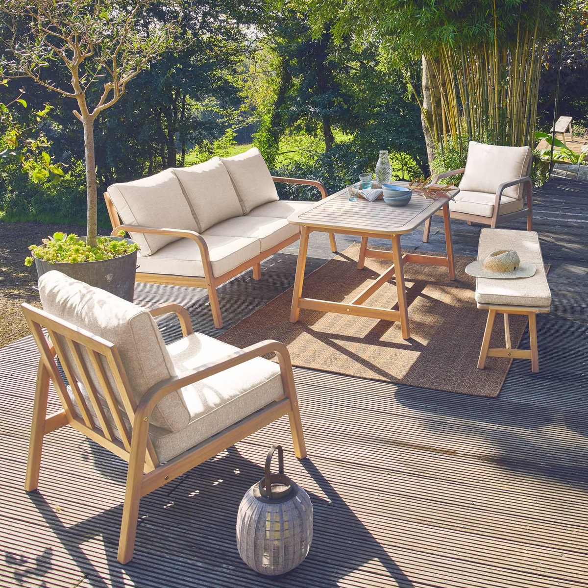 SWEEEK Salon de jardin 7 places CARNOTA DINING en bois d'acacia. table rectangulaire. coussins beige