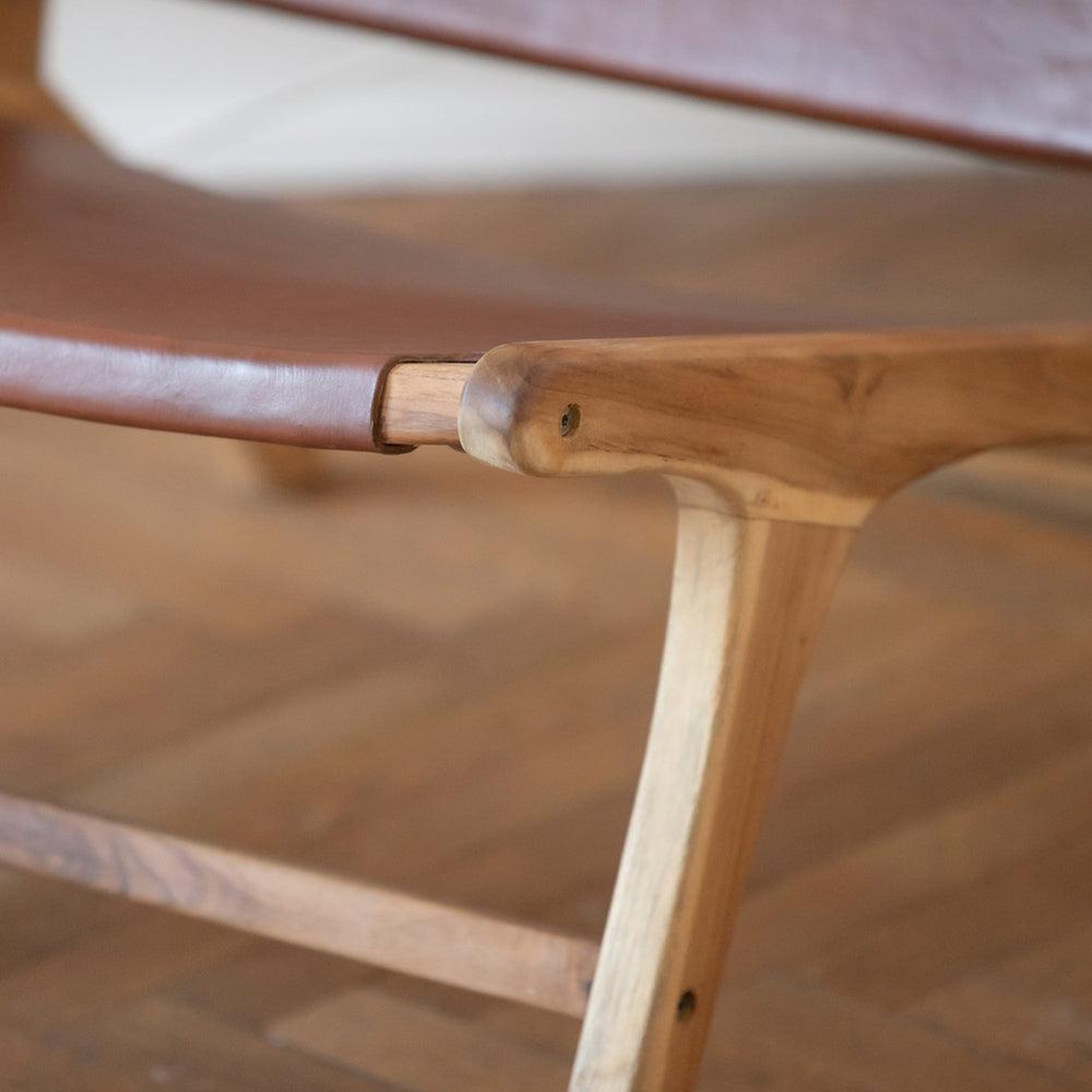 Voir la diapositive 3 : MAISON PAVANE Fauteuil  en teck et cuir lisse marron-kuna