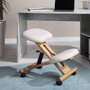 IDIMEX Tabouret ergonomique VILLACH siège ajustable  repose genoux posture droite sans dossier avec roulettes, en bois et tissu beige