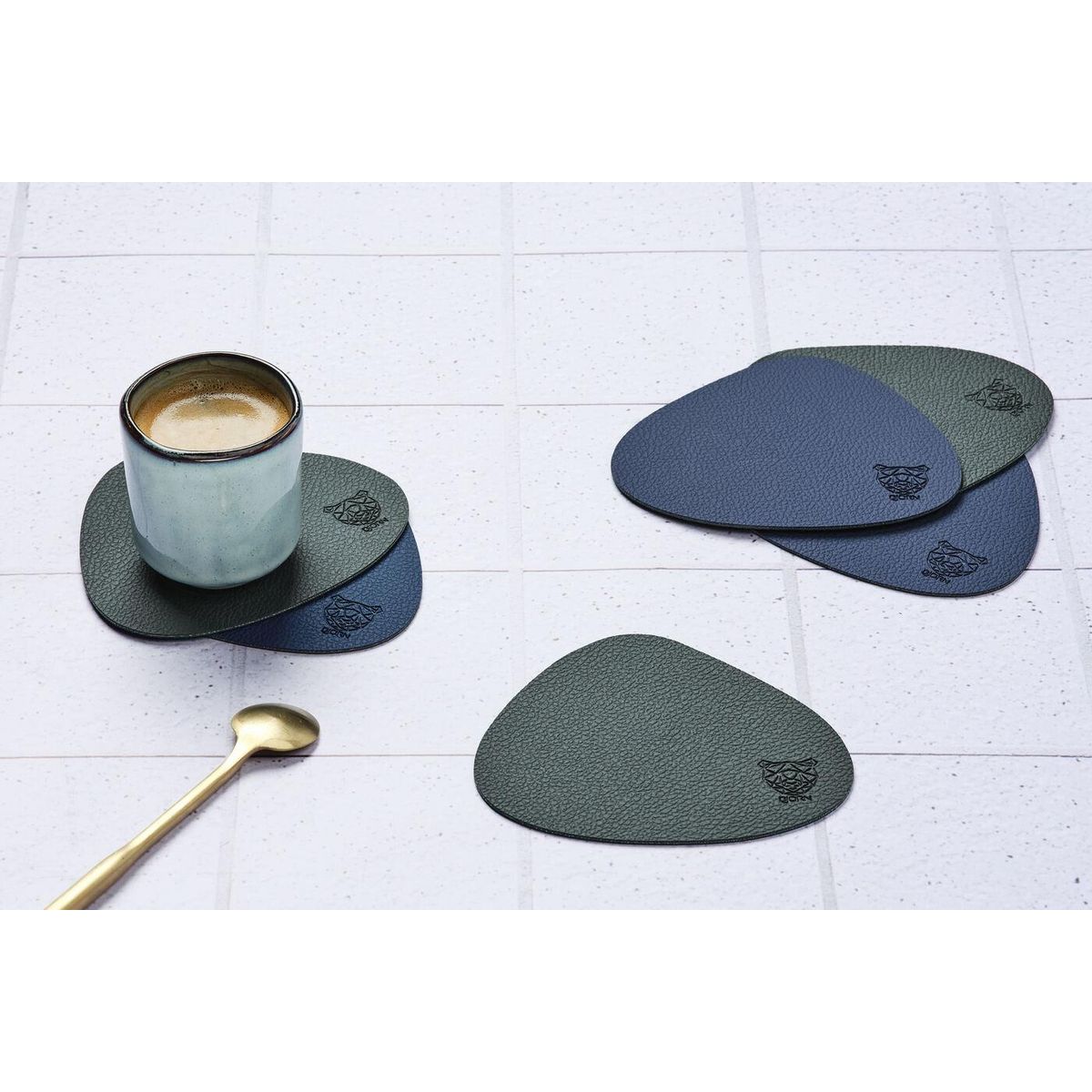 BJORN Sous-verre curve réversible - 6 pièces - Cuir recyclé bleu nuit et gris anthracite