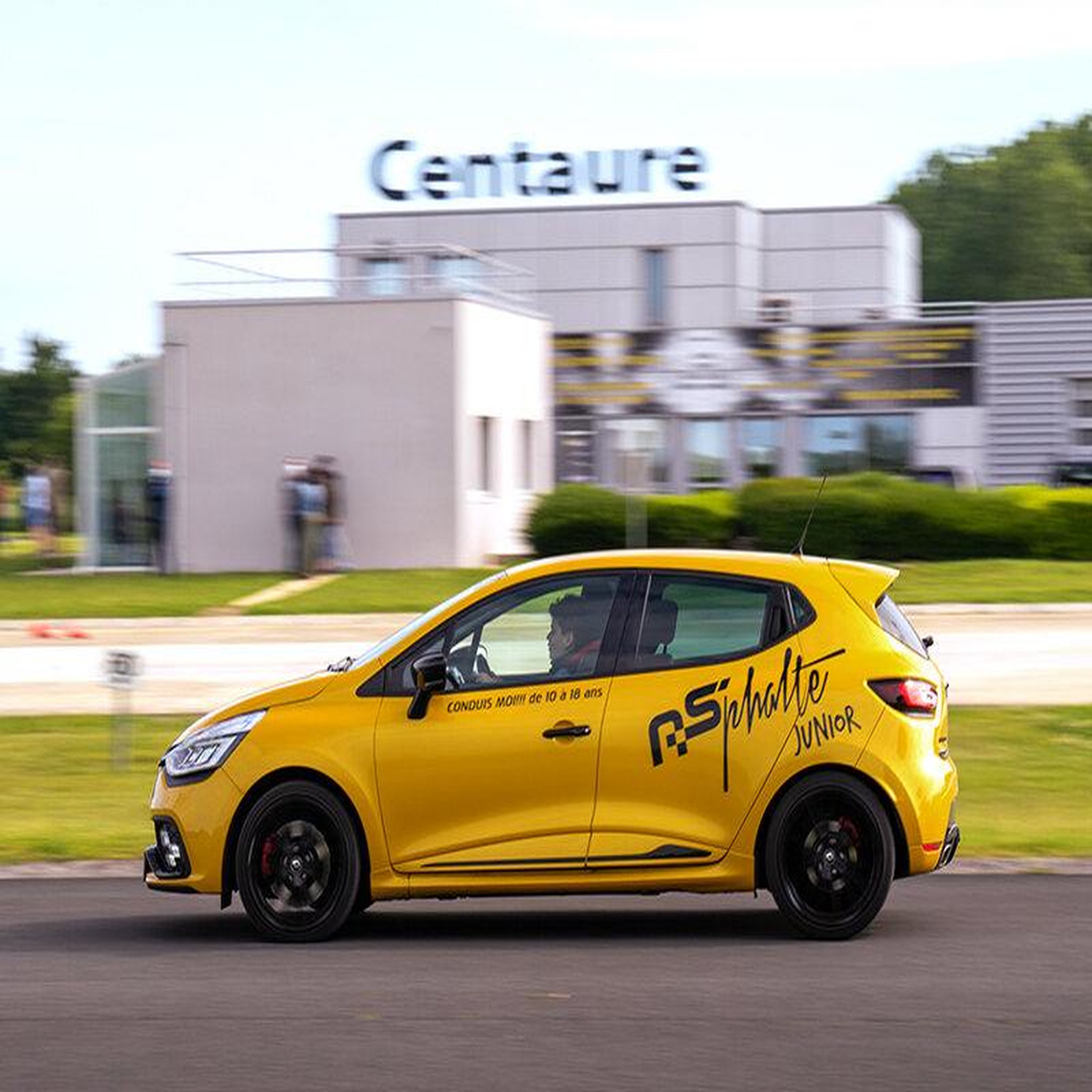 Voir la diapositive 2 : Smartbox Stage de pilotage pour 1 enfant : 5 tours de circuit au volant d'une clio rs - coffret cadeau sport & aventure