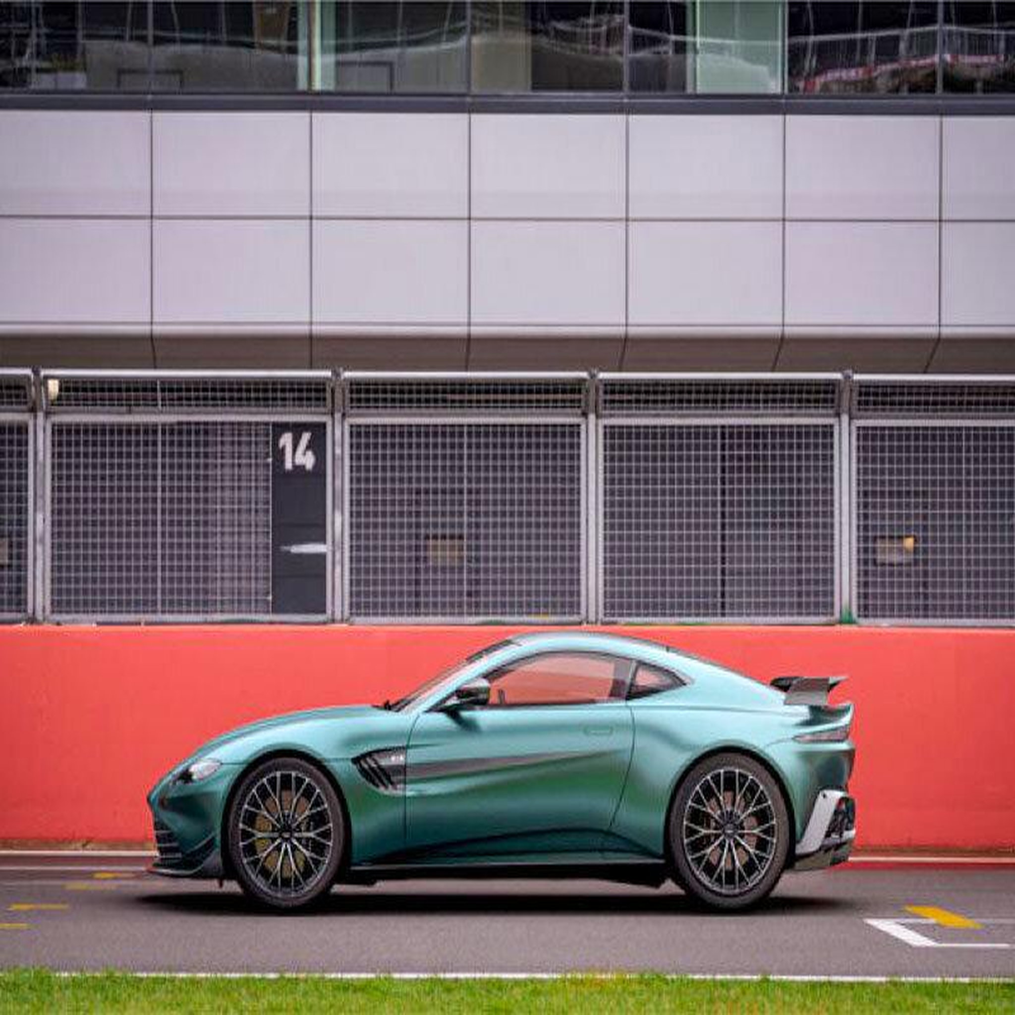 Voir la diapositive 4 : Smartbox Stage pilotage : 2 tours sur le circuit de Fay-de-Bretagne en Aston Martin Vantage F1 - Coffret Cadeau Sport & Aventure