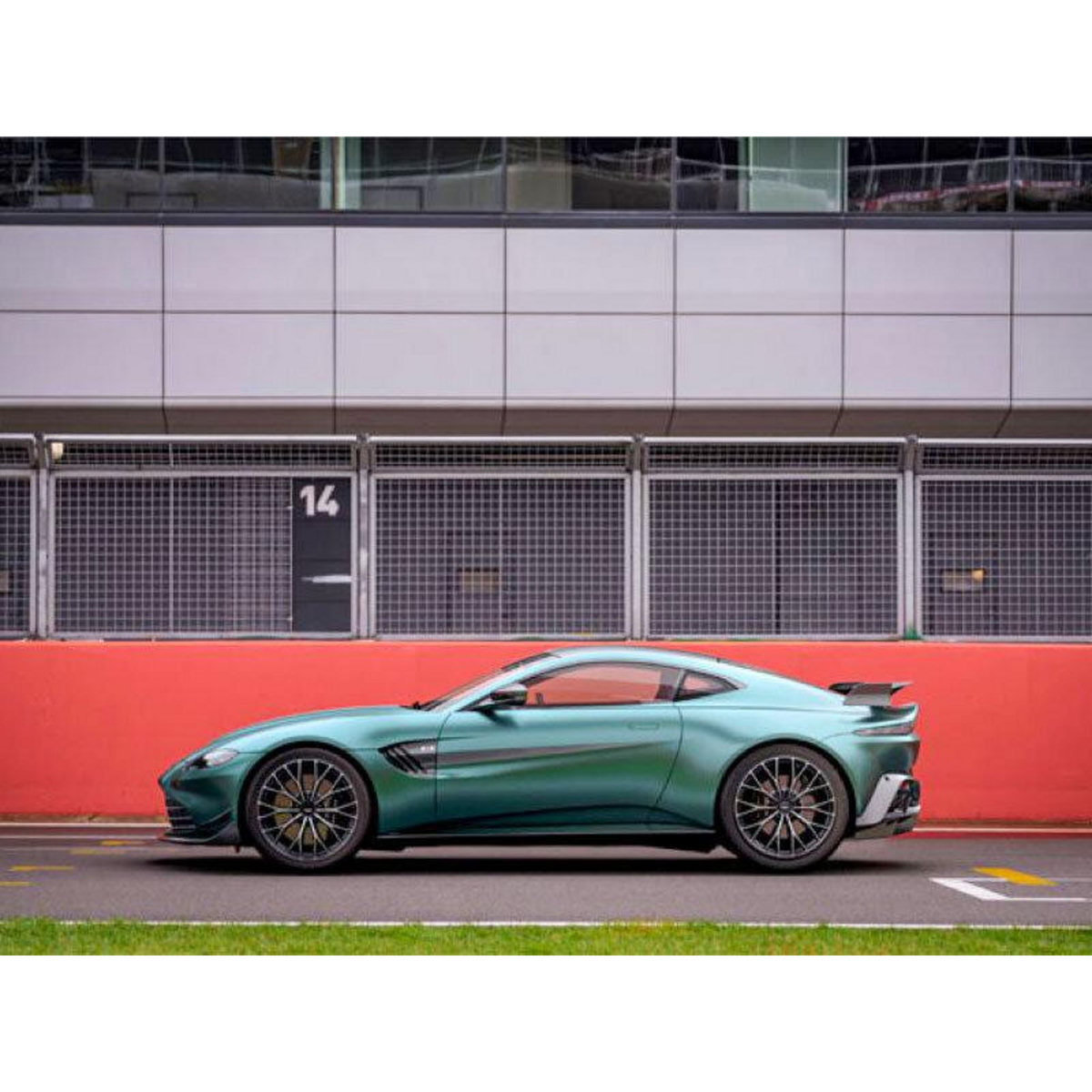 Smartbox Stage pilotage : 2 tours sur le circuit de Fay-de-Bretagne en Aston Martin Vantage F1 - Coffret Cadeau Sport & Aventure