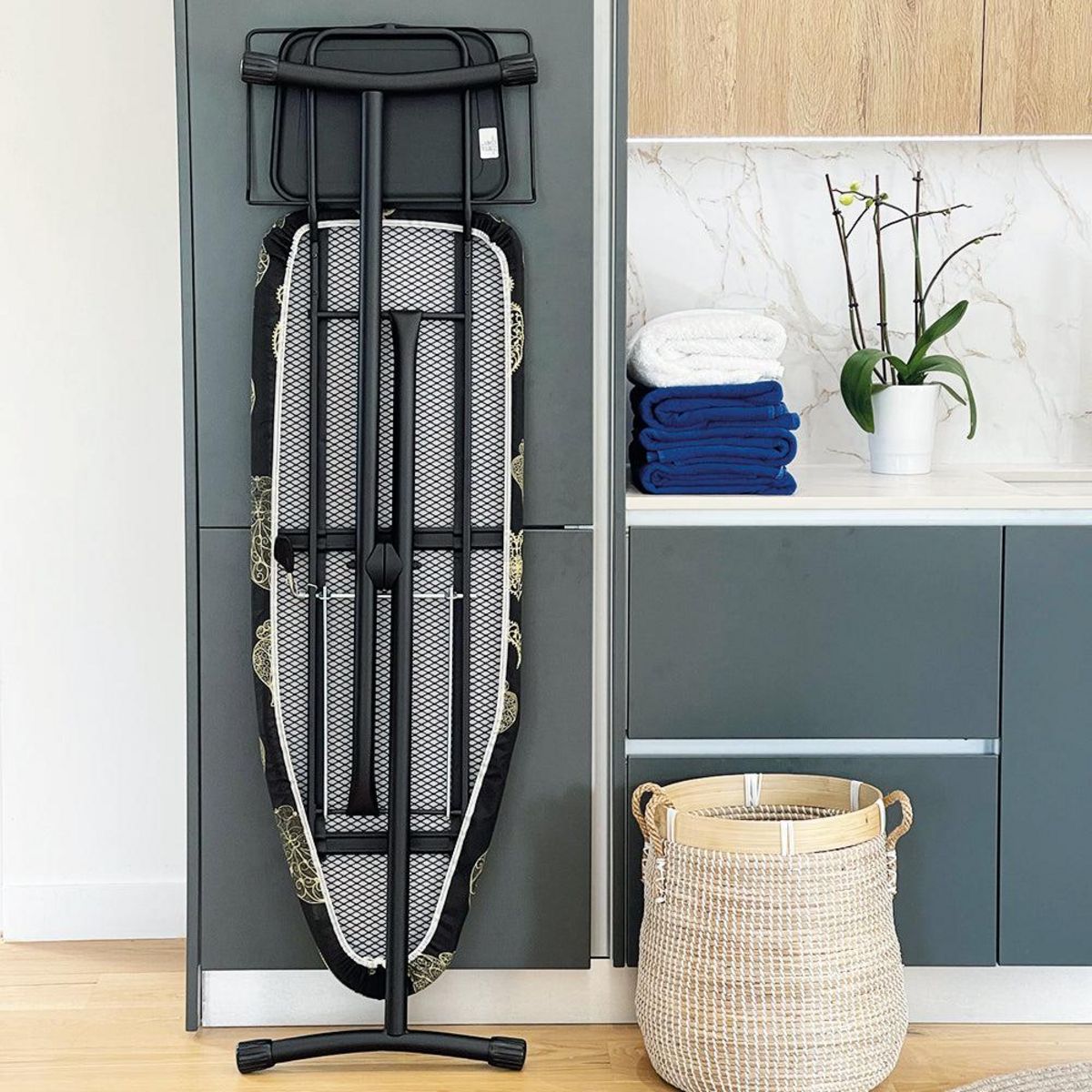 BATIMEX Table à repasser pliable UTAH en acier 125x41 H96cm avec repose fer et repose centrale vapeur