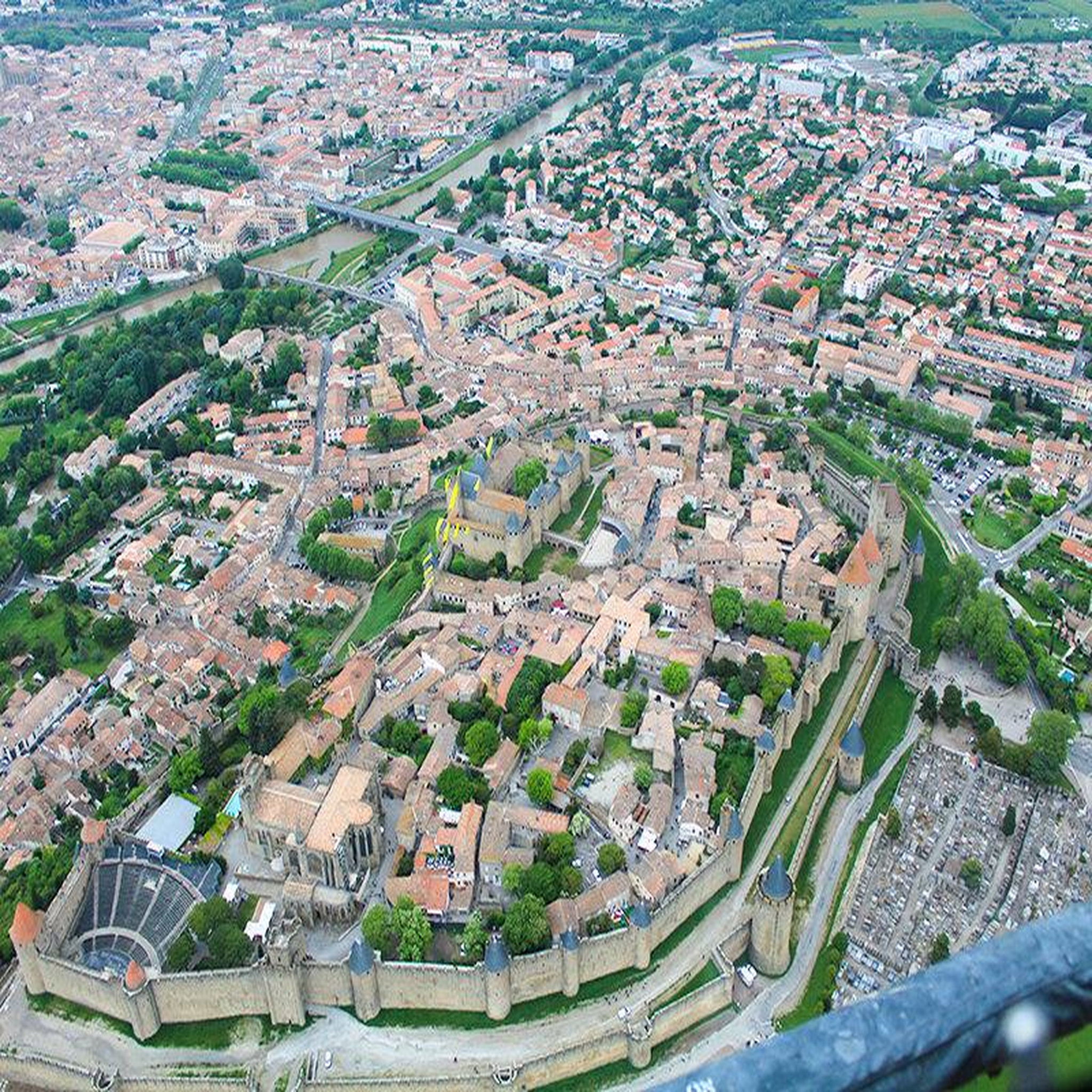 Voir la diapositive 4 : Smartbox Vol en hélicoptère de 20 min au-dessus de Carcassonne et ses environs - Coffret Cadeau Sport & Aventure