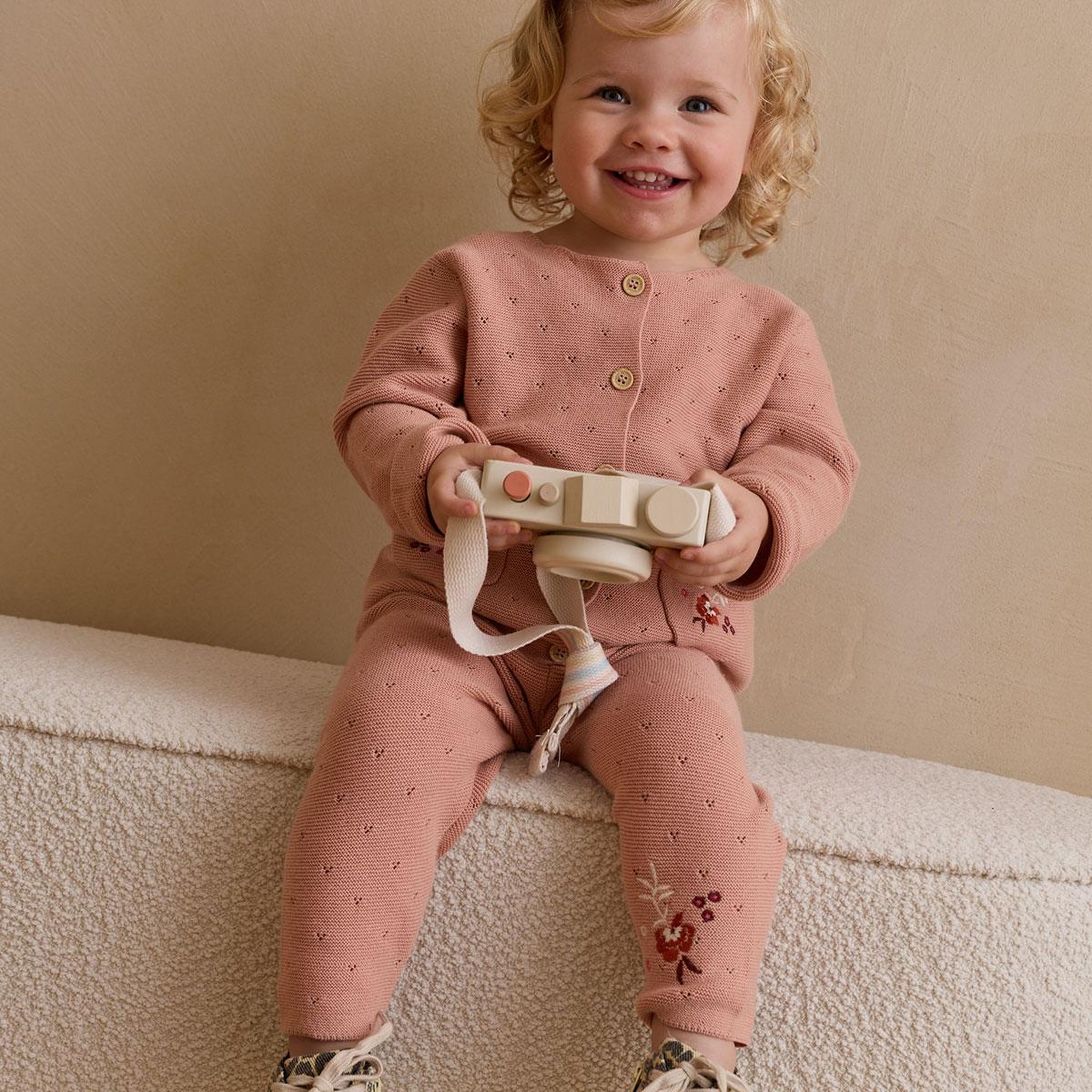 Voir la diapositive 4 : Petit Béguin Gilet enfant en tricot Manouk