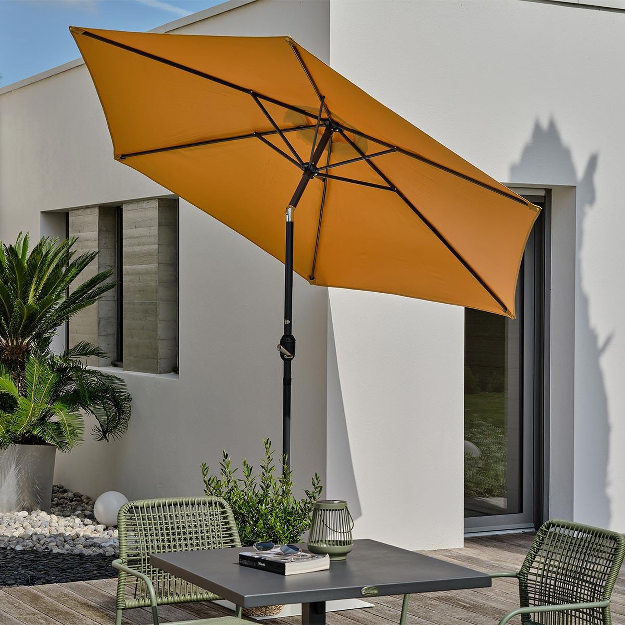 Voir la diapositive 2 : DCB GARDEN Parasol Inclinable à Manivelle  Marbella  270cm Moutarde
