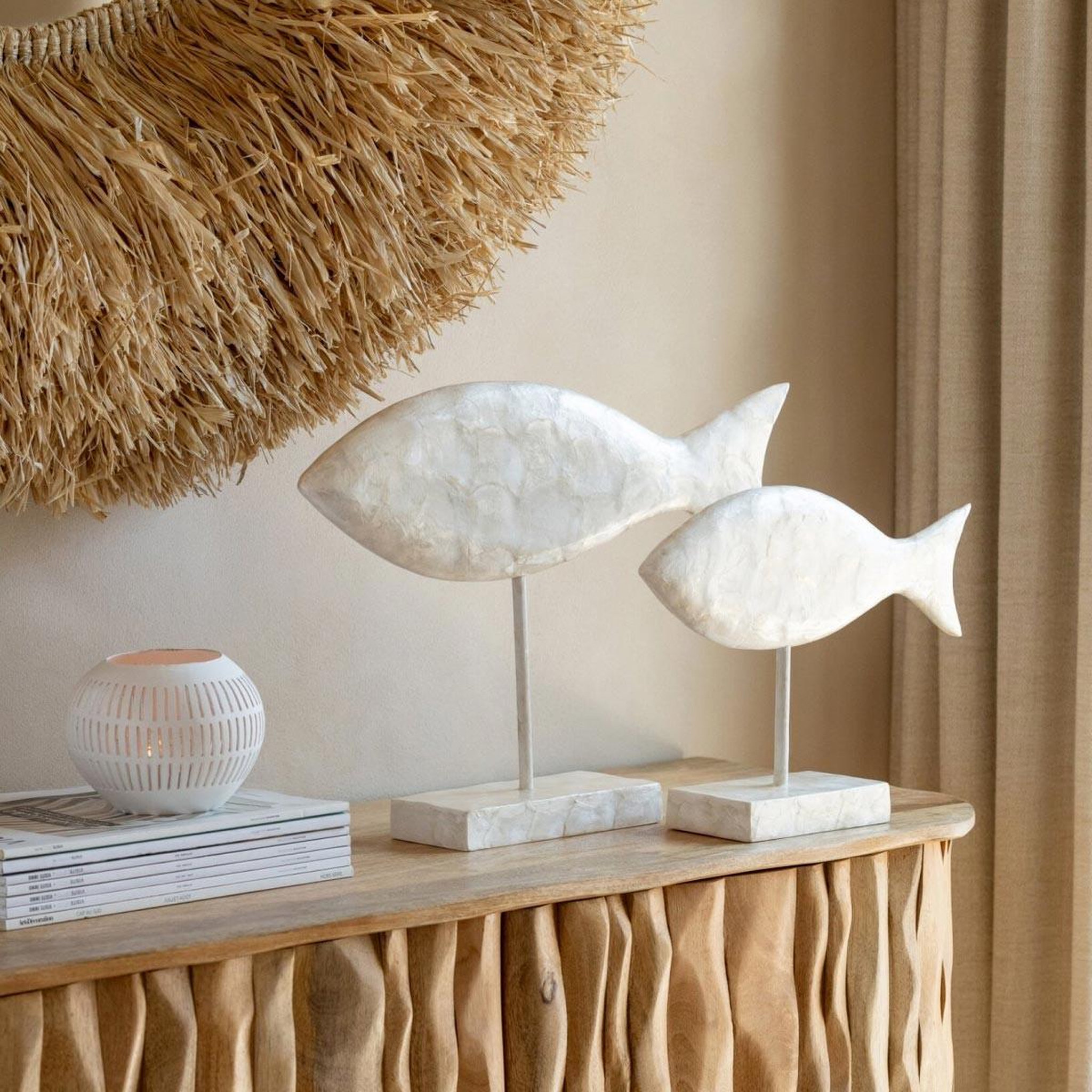 Voir la diapositive 3 : J-LINE Statuette poisson sur socle  capiz  28cm blanc