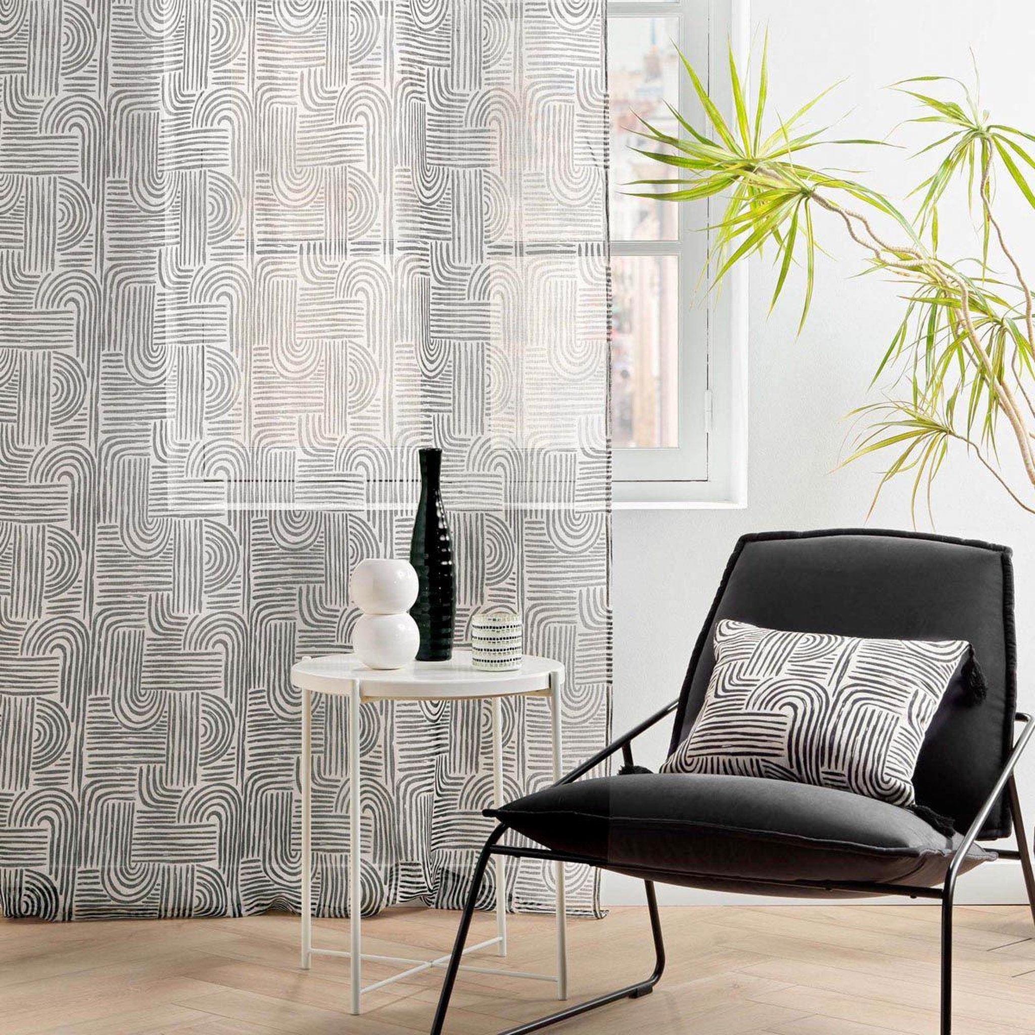 Voir la diapositive 2 : Douceur d'Intérieur Rideau voilage à œillets imprimé  pandore  140x240cm noir