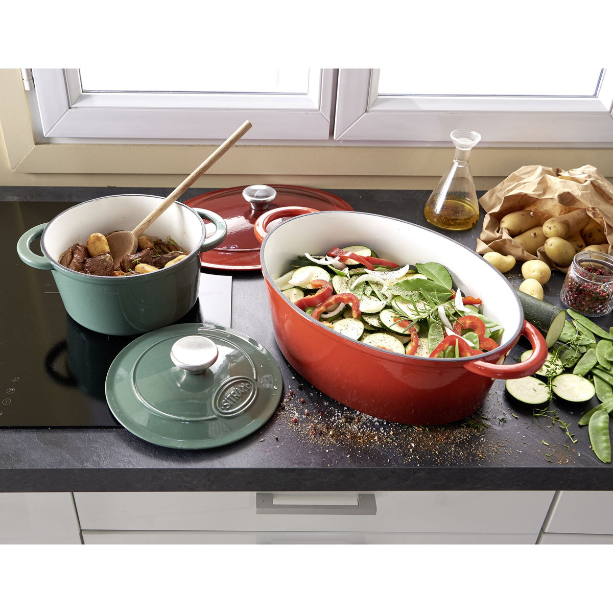 SITRAM Cocotte en fonte ovale induction 6.5 litres vert sauge intérieur blanc