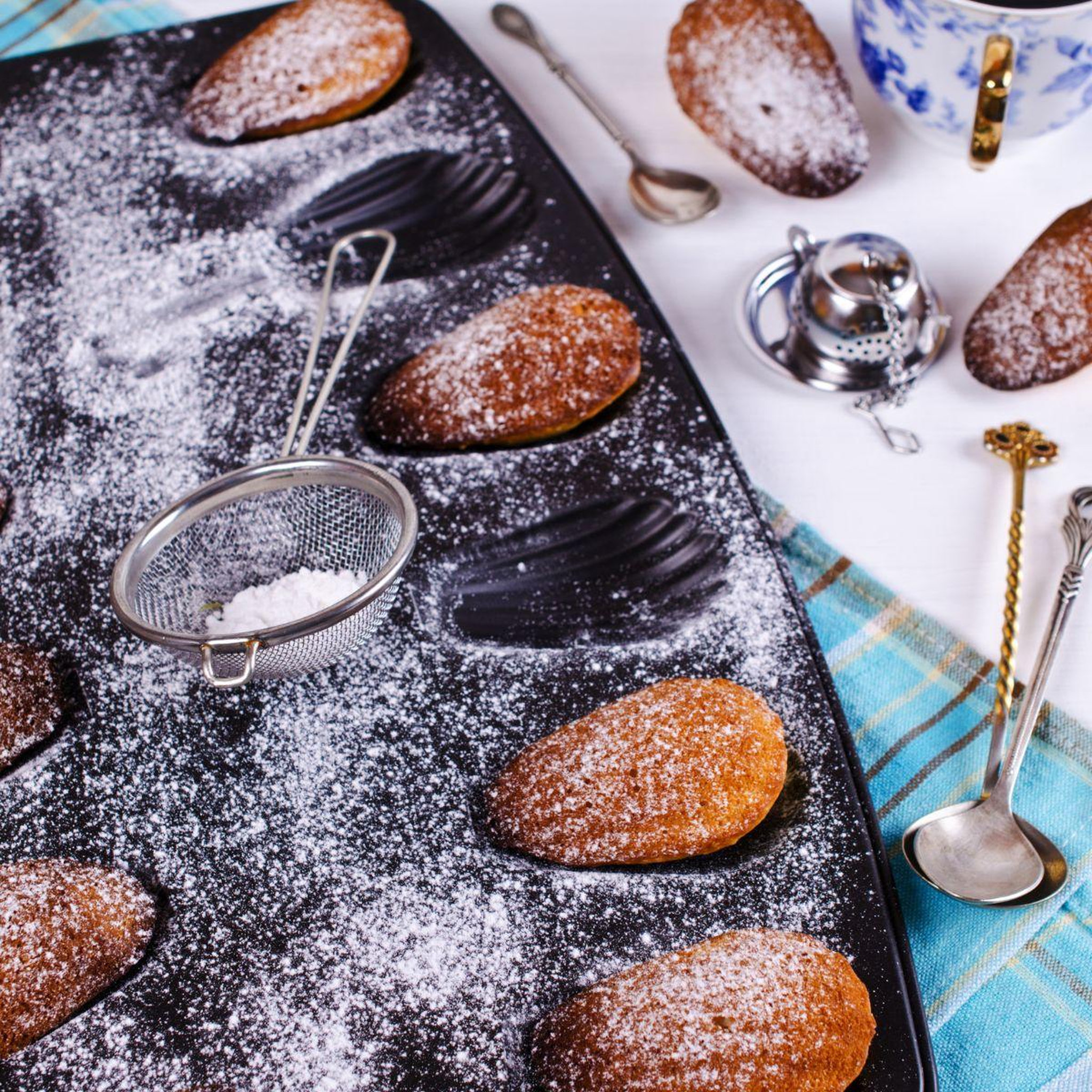 Voir la diapositive 2 : ZENKER Lot de 2 moules à madeleines 12 empreintes zenker spécial countries