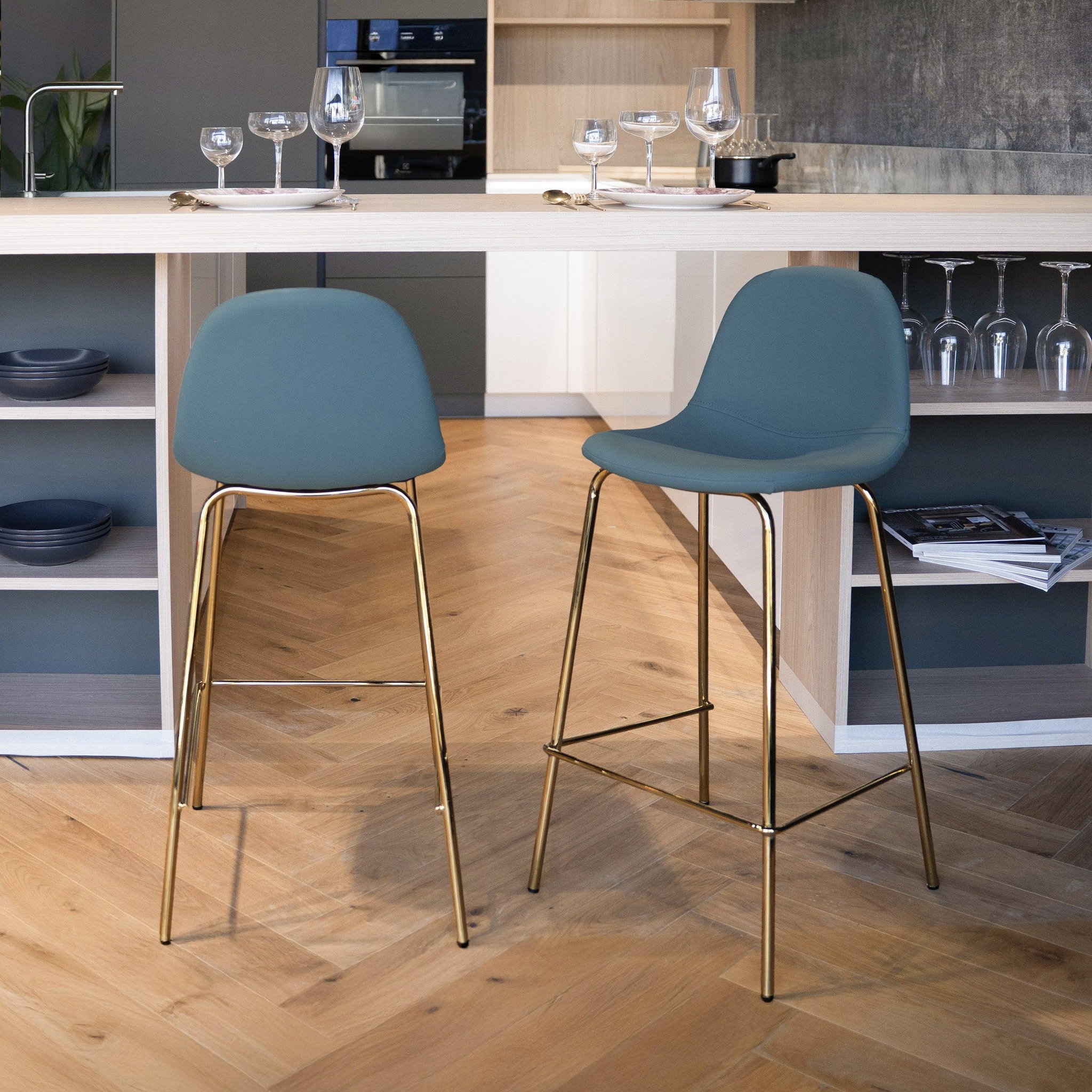 Voir la diapositive 2 : MAISON PAVANE Lot de 2 chaises pour îlot central 65 cm en cuir synthétique vert-henrik