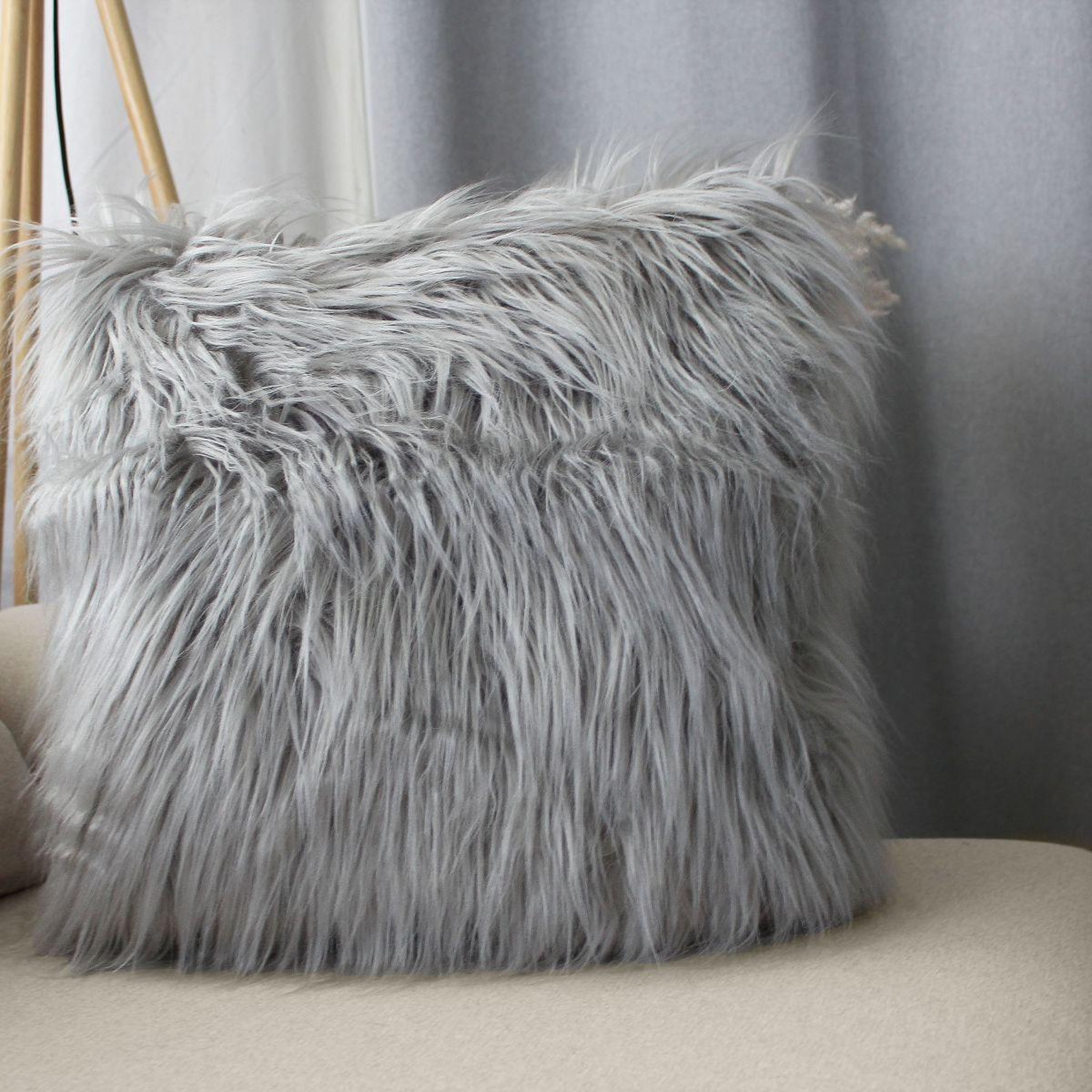 Voir la diapositive 2 : ENJOY HOME Coussin déco effet fourrure  epicéa  45x45cm gris clair