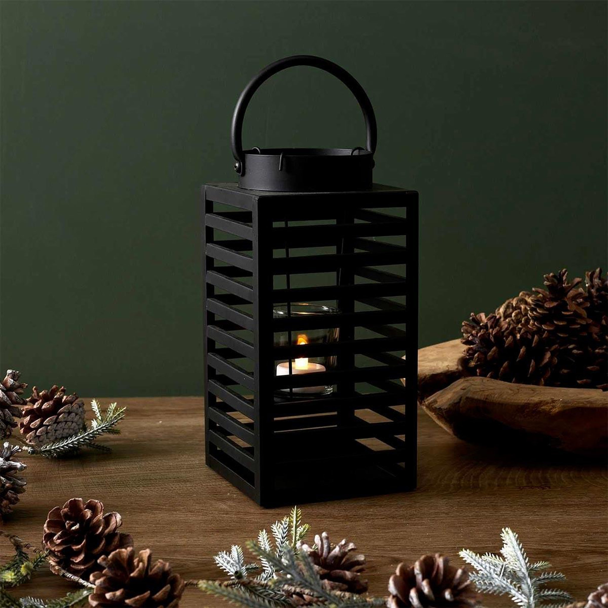 Voir la diapositive 6 : The Home Deco Factory Lanterne Design en Métal  Black Forest  24cm Noir