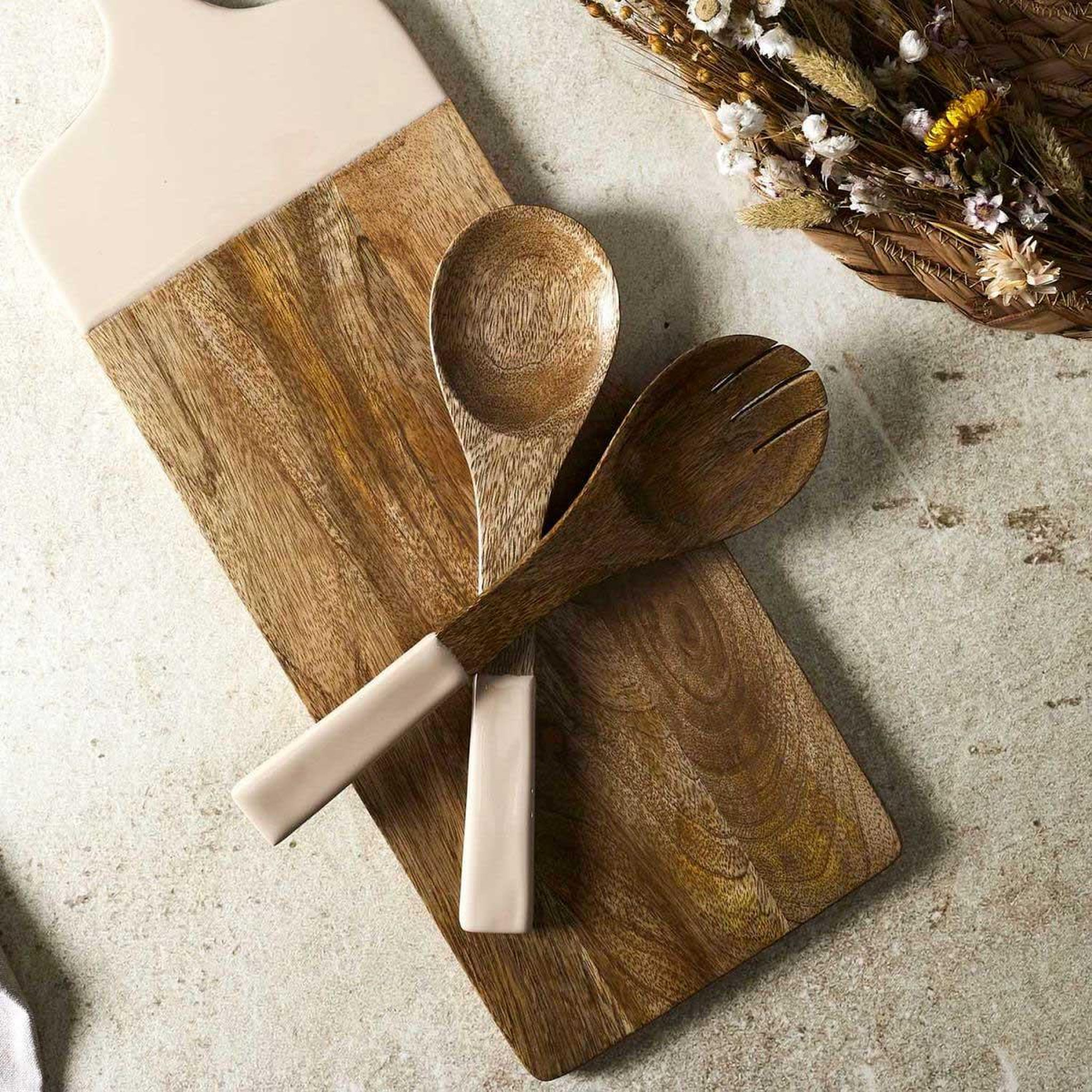 Voir la diapositive 2 : The Home Deco Factory Couverts à Salade Uni en Bois  Dune  30cm Beige
