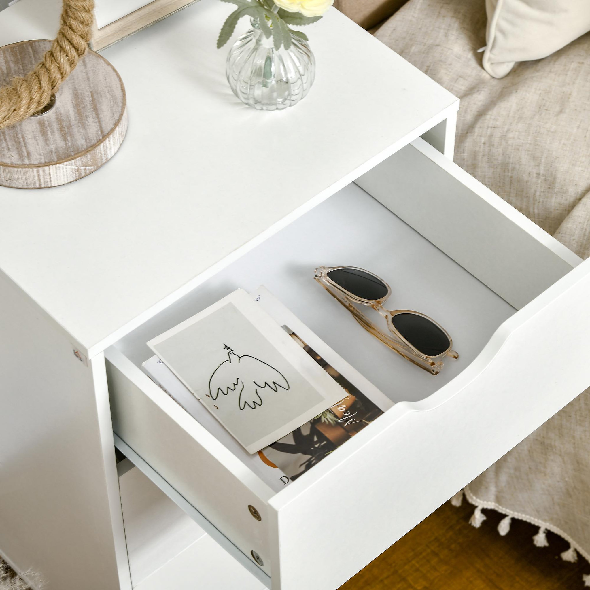 Voir la diapositive 5 : HOMCOM Meuble de rangement chiffonnier 3 tiroirs design scandinave piètement effilé incliné bois pin panneaux blanc