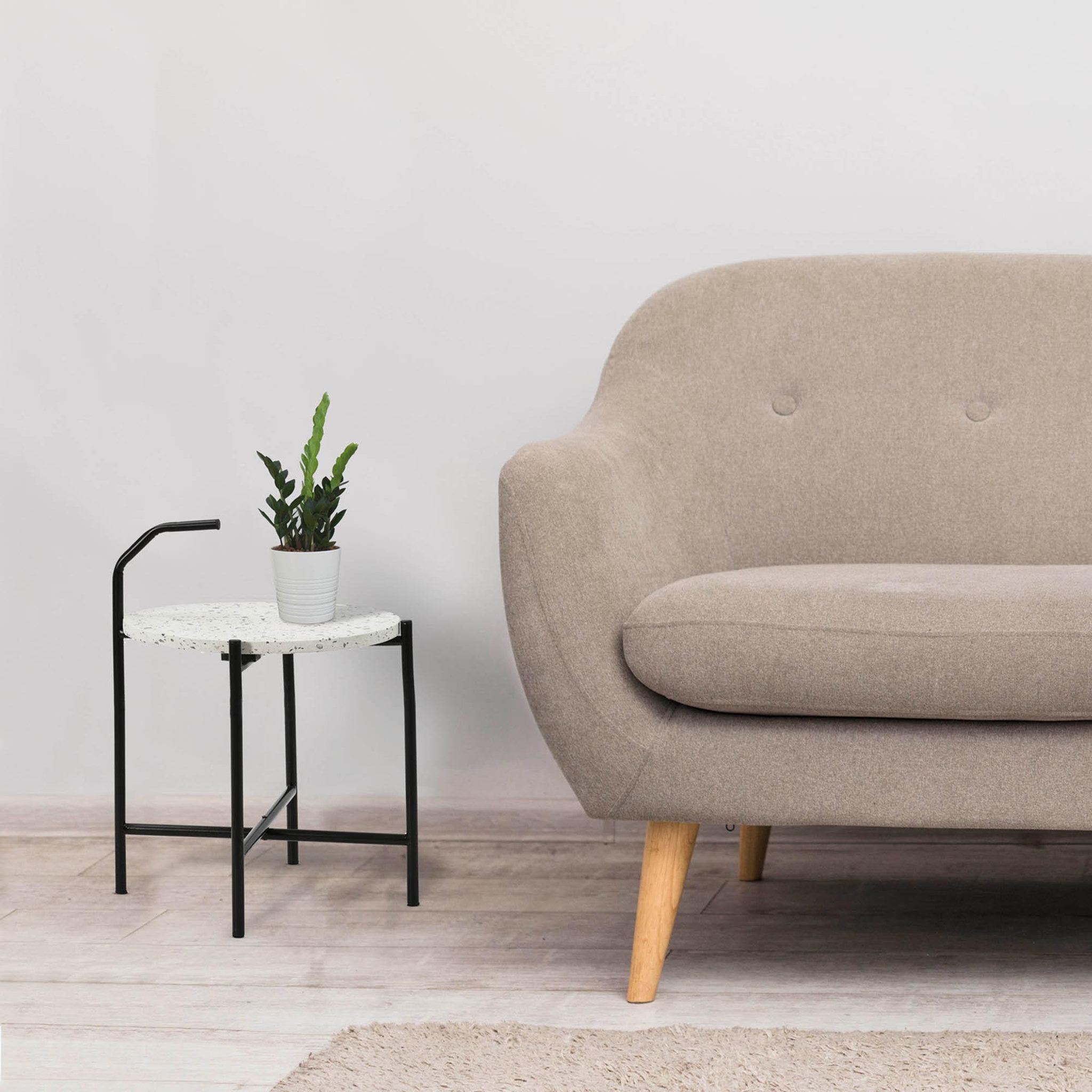 Voir la diapositive 4 : VS VENTA-STOCK Table auxiliaire Yala avec Plateau en terrazzo Blanc et Pieds métalliques en Noir Mat