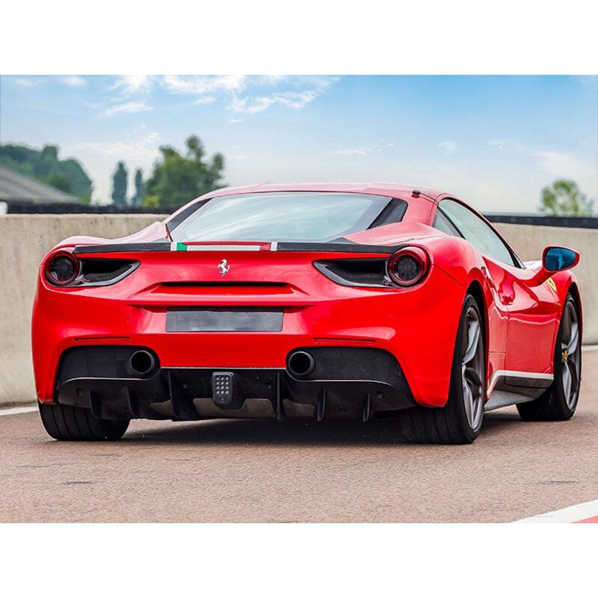 Smartbox Stage de pilotage : 4 tours sur le circuit de La Ferté-Gaucher en Ferrari 488 GTB - Coffret Cadeau Sport & Aventure