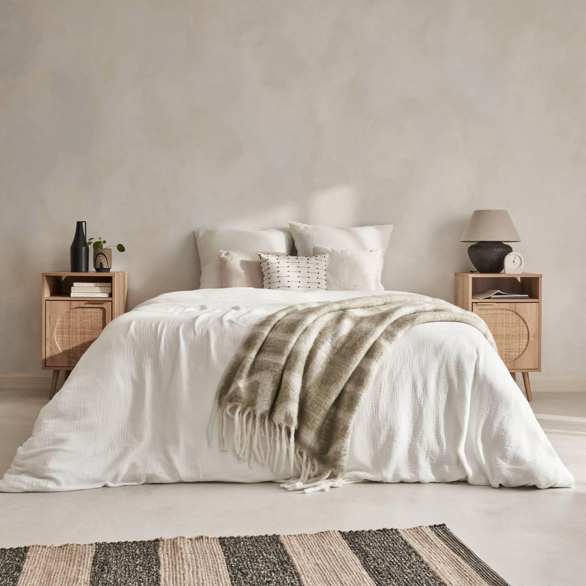 SWEEEK Table de chevet. Eva. décor bois et cannage arrondi. une porte. un espace de rangement. L40 x l39 x H70cm