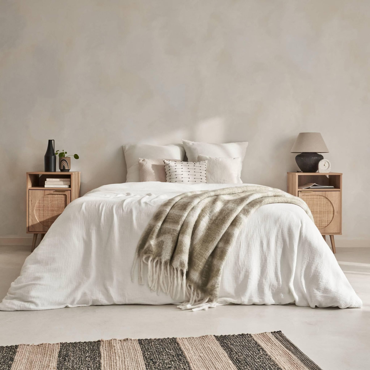 SWEEEK Table de chevet. Eva. décor bois et cannage arrondi. une porte. un espace de rangement. L40 x l39 x H70cm