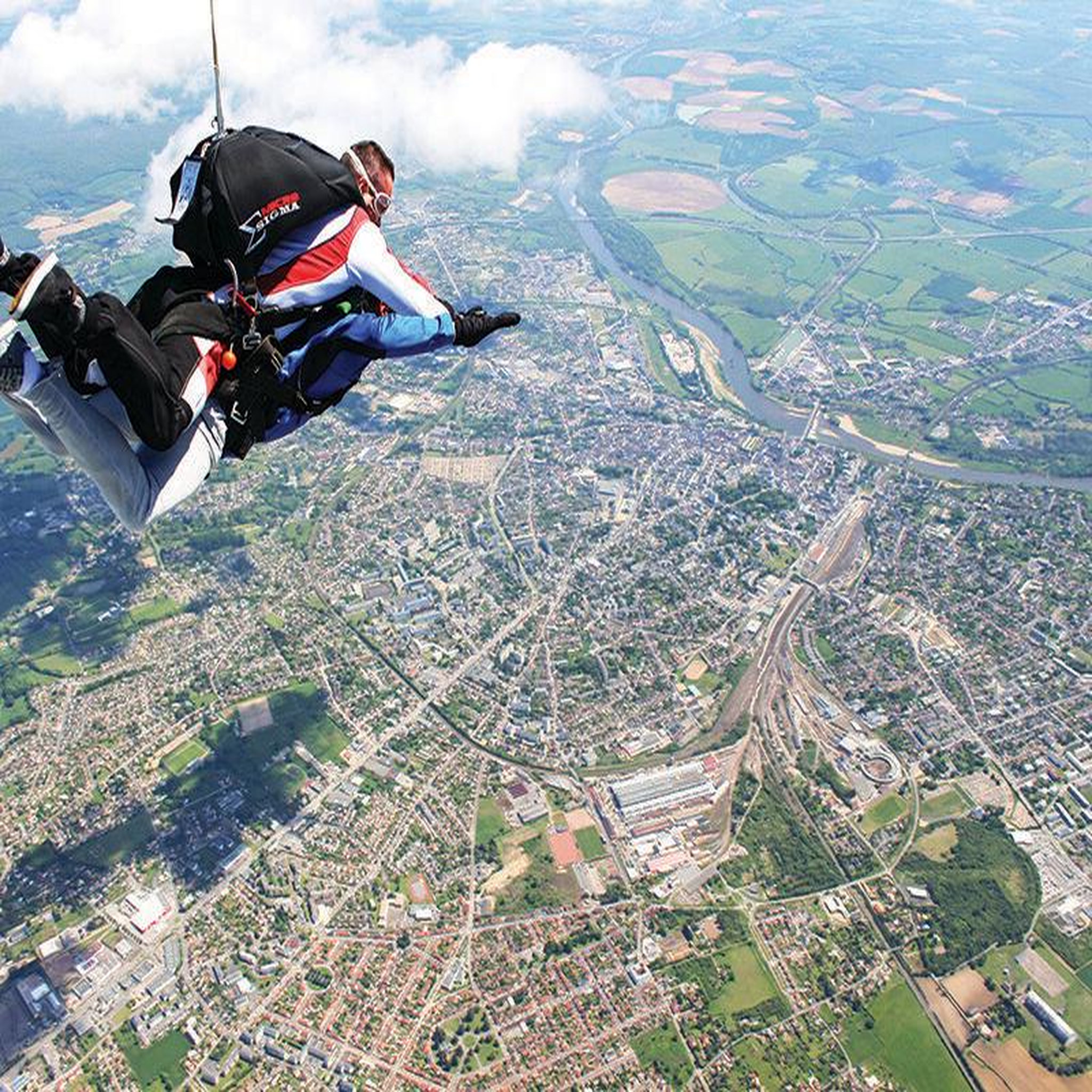 Voir la diapositive 2 : Smartbox Saut en parachute à 4000 mètres au sud de paris - coffret cadeau sport & aventure