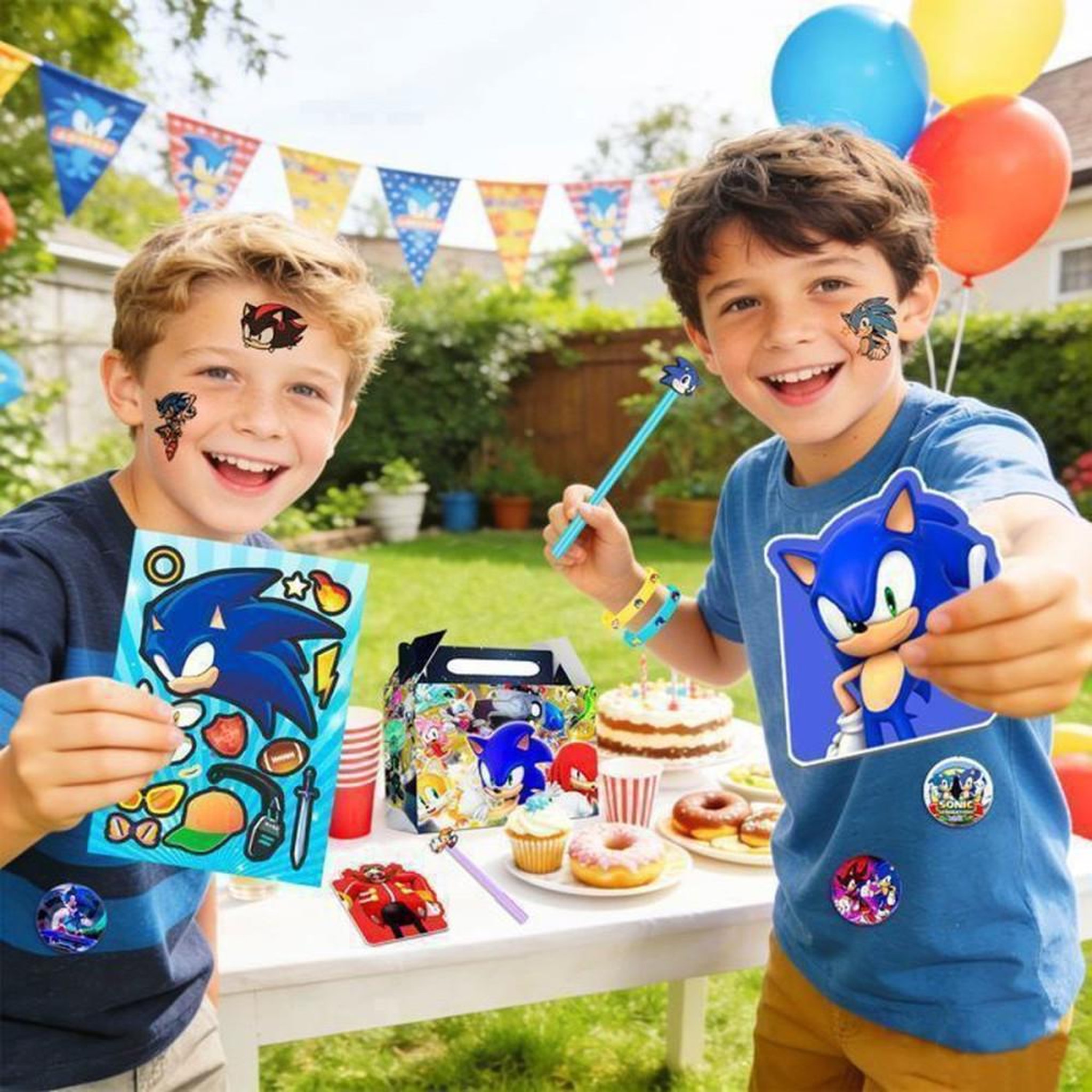 Voir la diapositive 3 : Kit fête à thème Sonic pour 12 enfants : 12 sacs cadeaux, 25 tatouages éphémères, badges, stickers et carnets