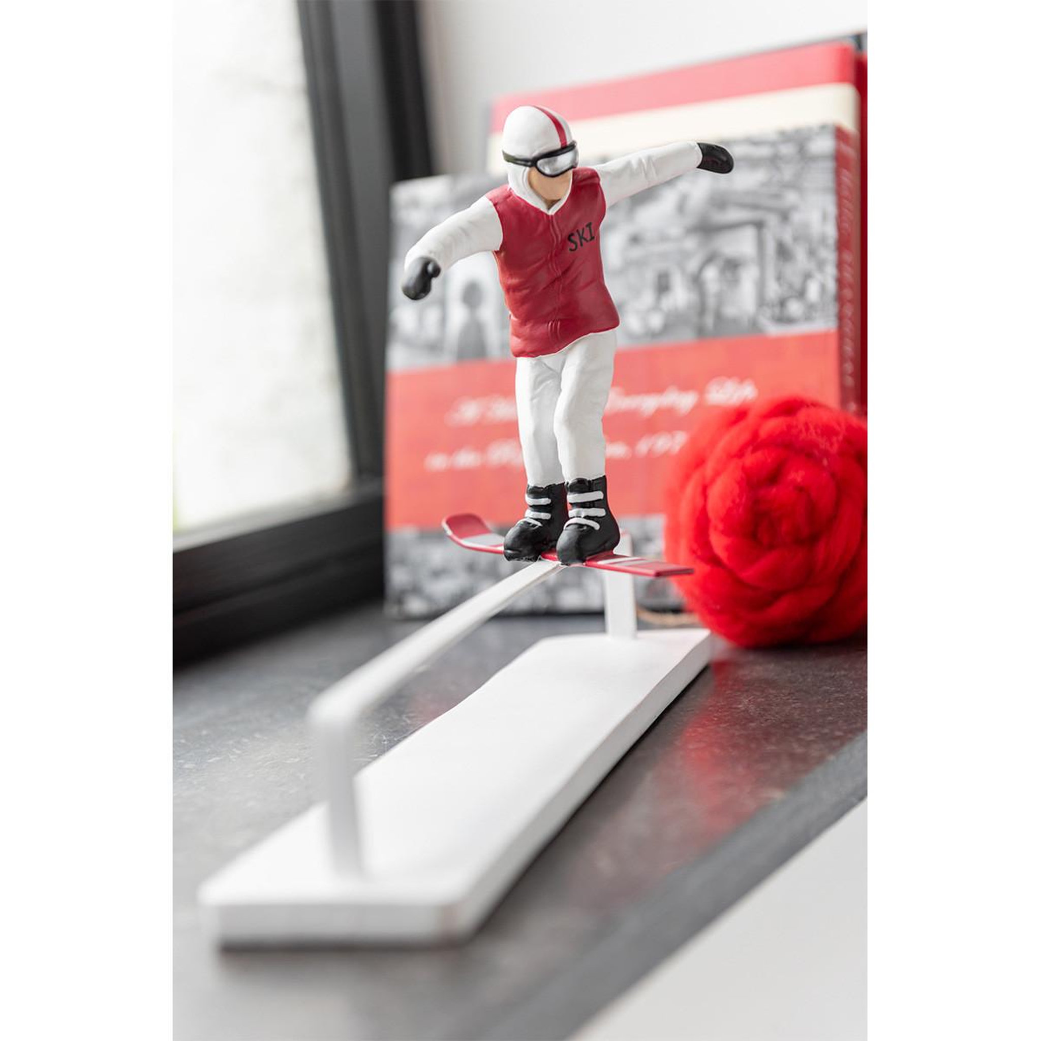 Voir la diapositive 2 : J-LINE Statuette Snowboarder  Obstacle  31cm Rouge & Blanc
