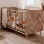 Baby Fox Lit bébé à barreaux en bois effet chevron 70x140- LT70108