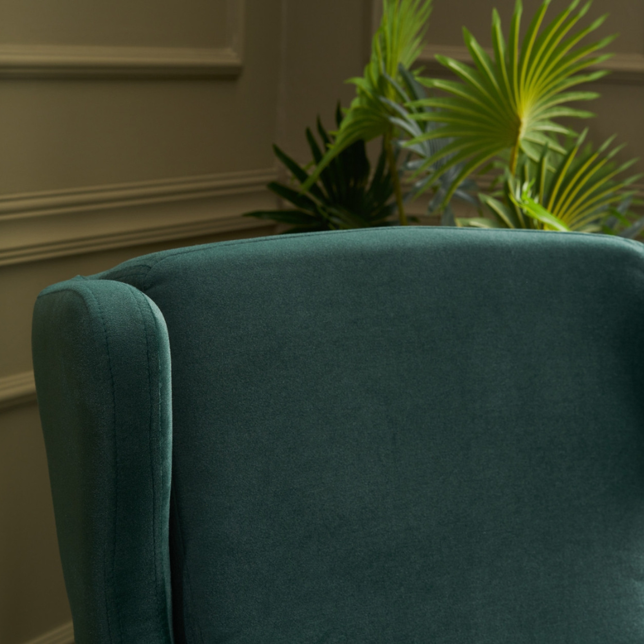 Voir la diapositive 4 : CONCEPT USINE Fauteuil à oreilles en velours vert williams