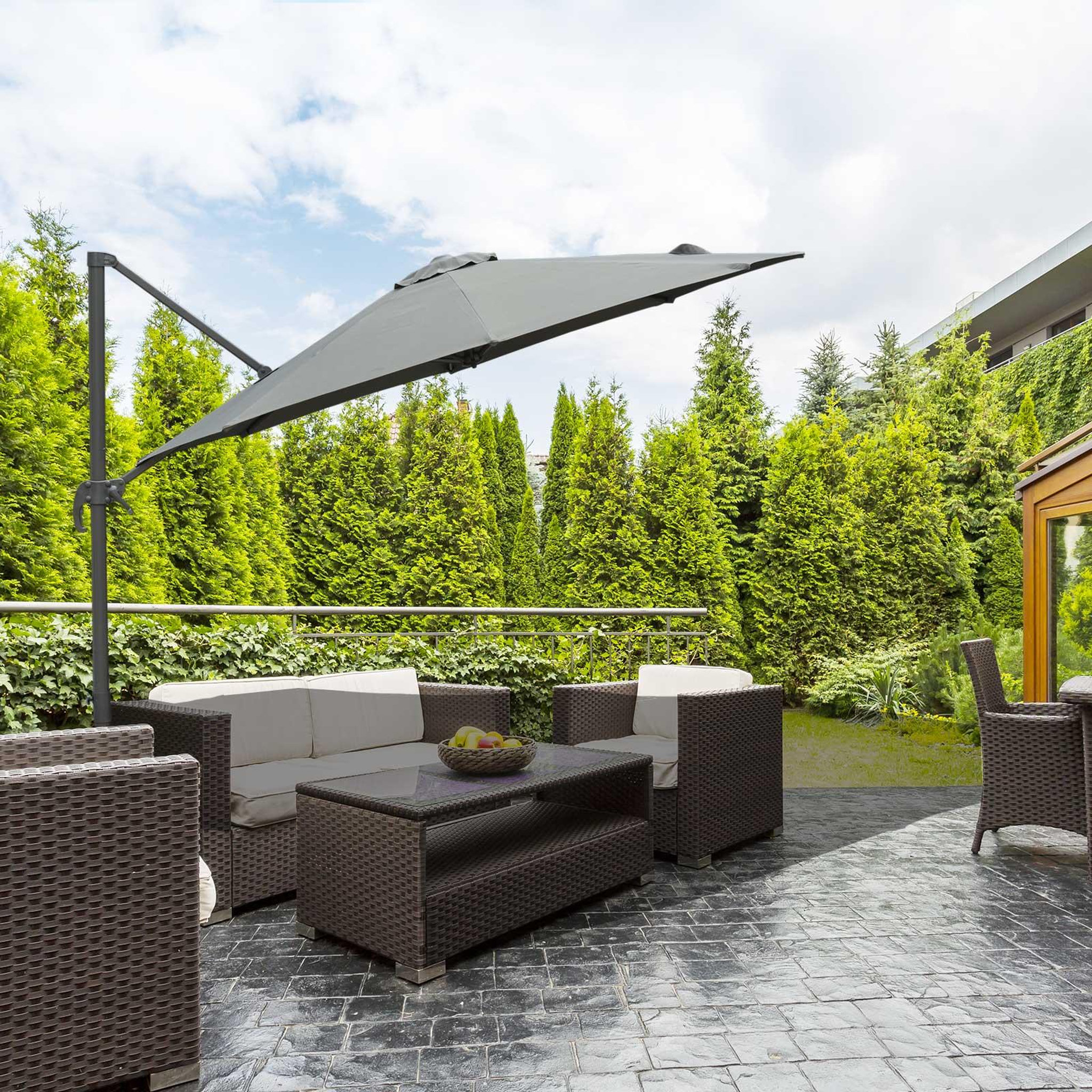 Voir la diapositive 4 : OUTSUNNY Parasol déporté octogonal inclinable rotatif 360° manivelle piètement acier mât alu. dim. Ø 2,95 x 2,5H m polyester haute densité gris