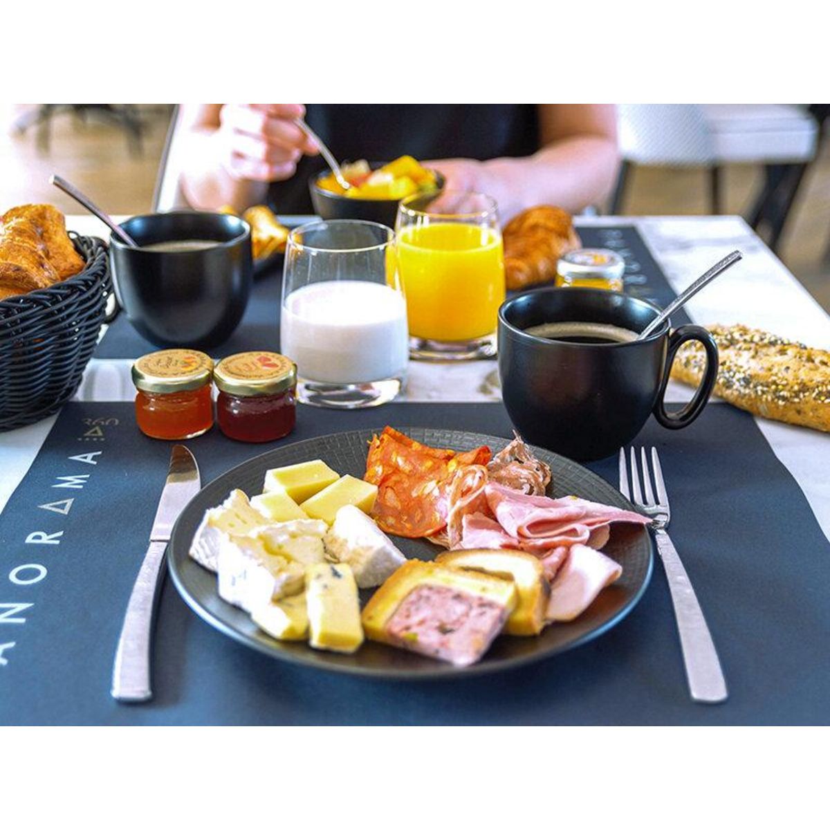 Smartbox 2 jours en hôtel 4* et cocktail au bar avec vue panoramique à Mâcon - Coffret Cadeau Séjour