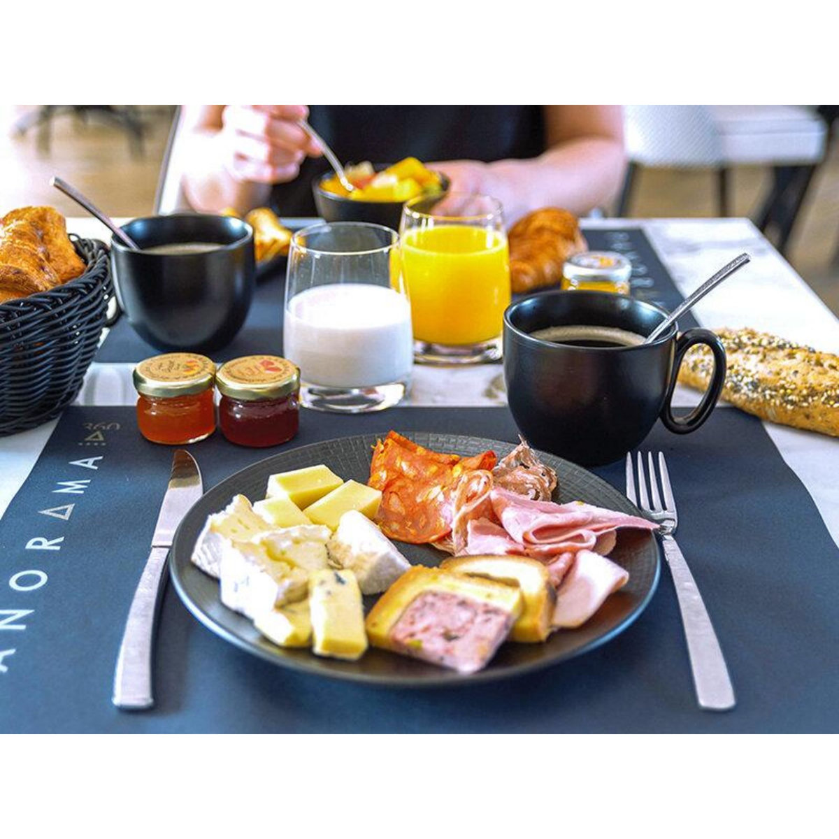 Smartbox 2 jours en hôtel 4* et cocktail au bar avec vue panoramique à Mâcon - Coffret Cadeau Séjour