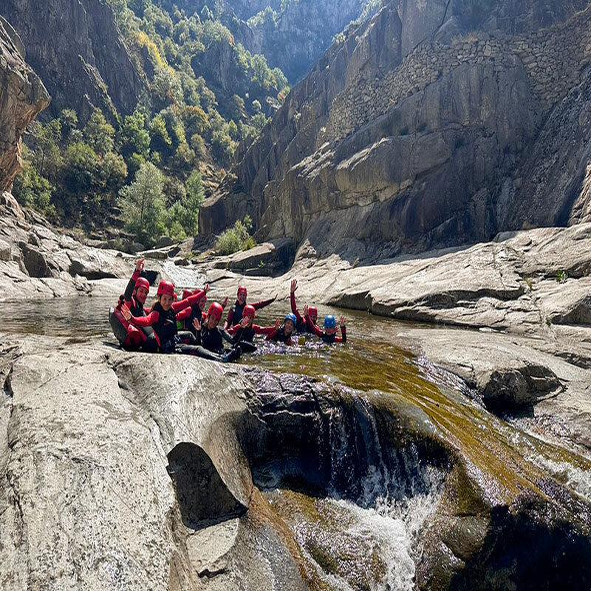 Voir la diapositive 3 : Smartbox Demi-journée de canyoning dans le parc naturel des monts d'ardèche pour 1 adulte et 1 enfant - coffret cadeau sport & aventure