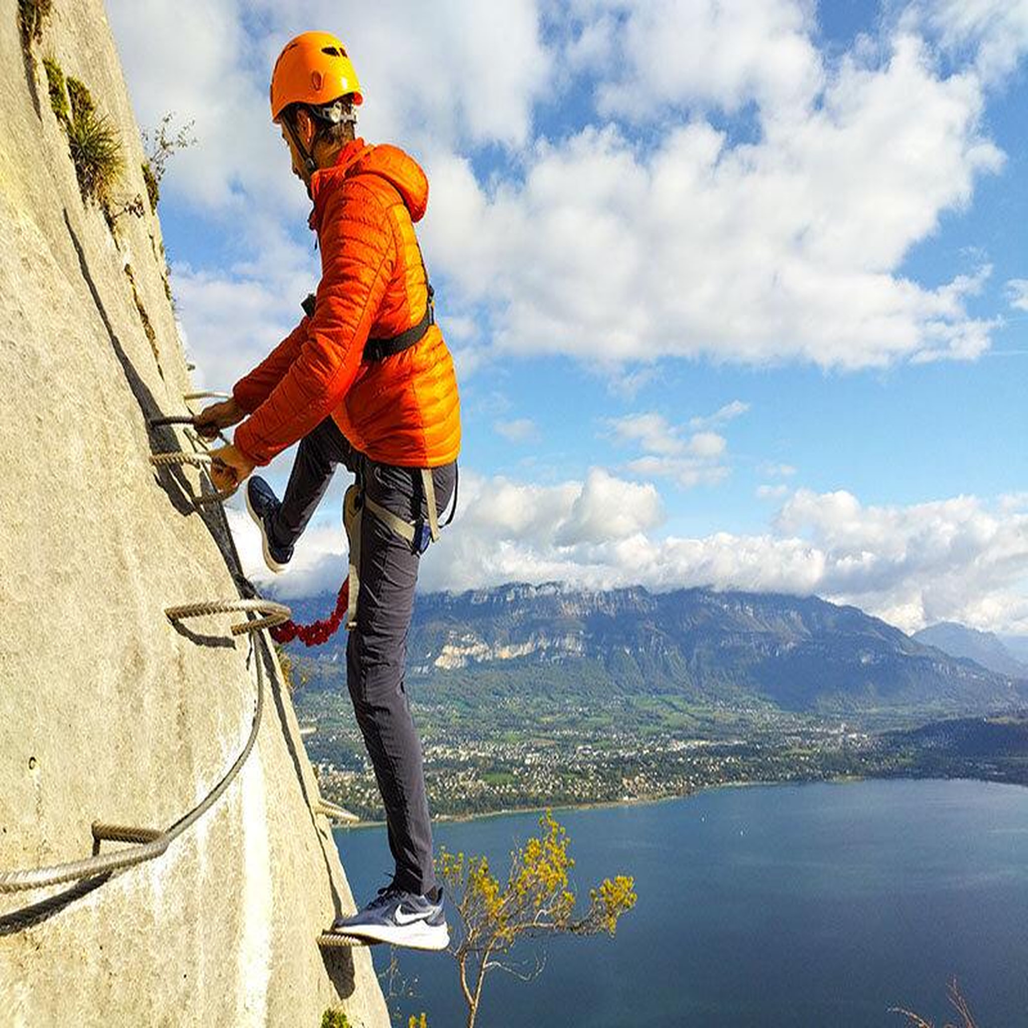 Voir la diapositive 2 : Smartbox Parcours via ferrata de la dent du chat près d'annecy pour 2 débutants - coffret cadeau sport & aventure