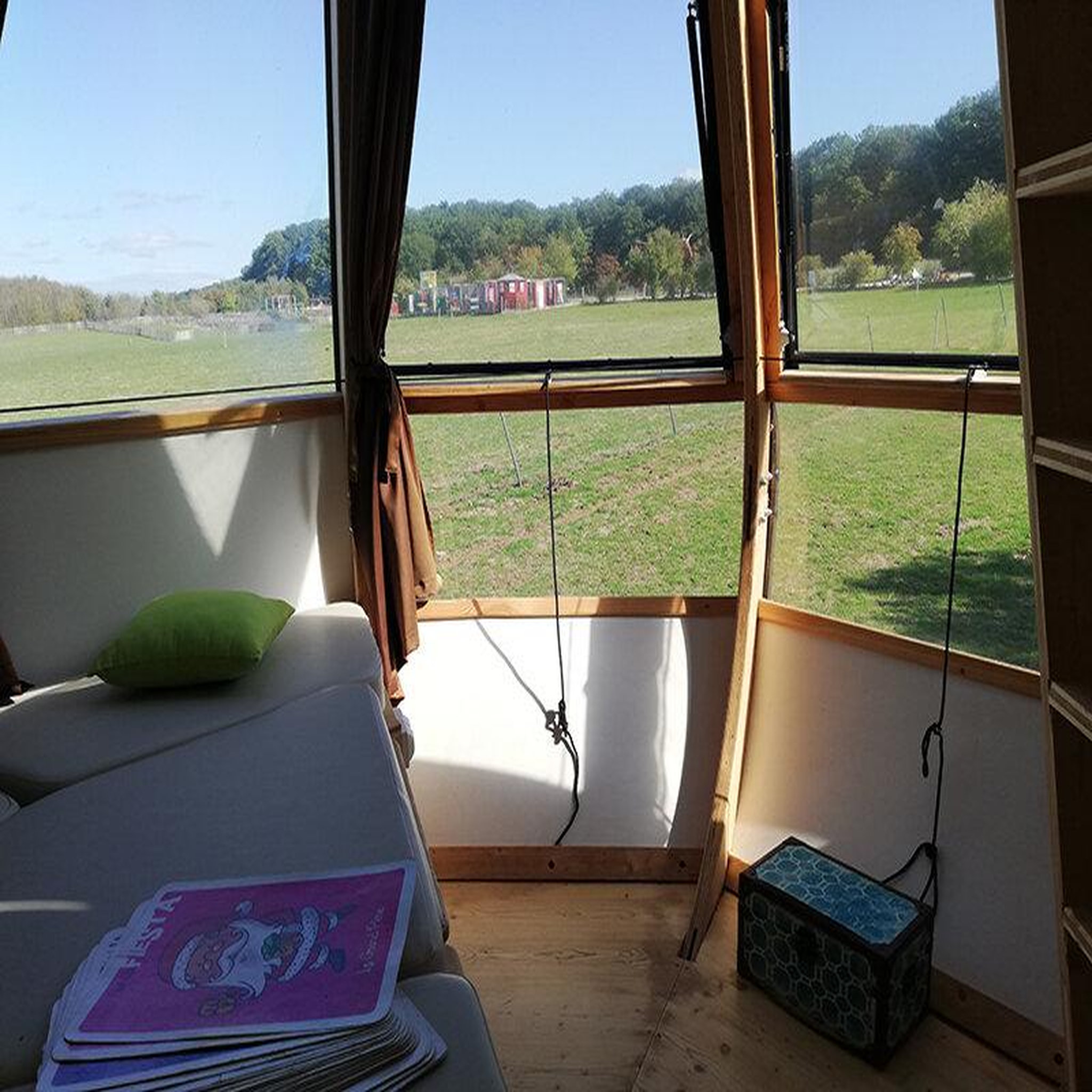 Voir la diapositive 3 : Smartbox Escapade dans la nature en logement insolite avec jeu de piste - coffret cadeau séjour