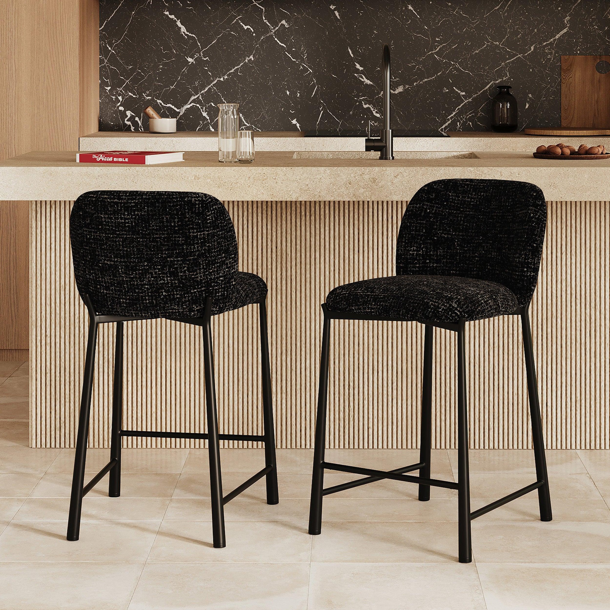 Voir la diapositive 2 : MAISON PAVANE Lot de 2 chaises pour ilot central 65,5 cm en tissu texturé noir-bento