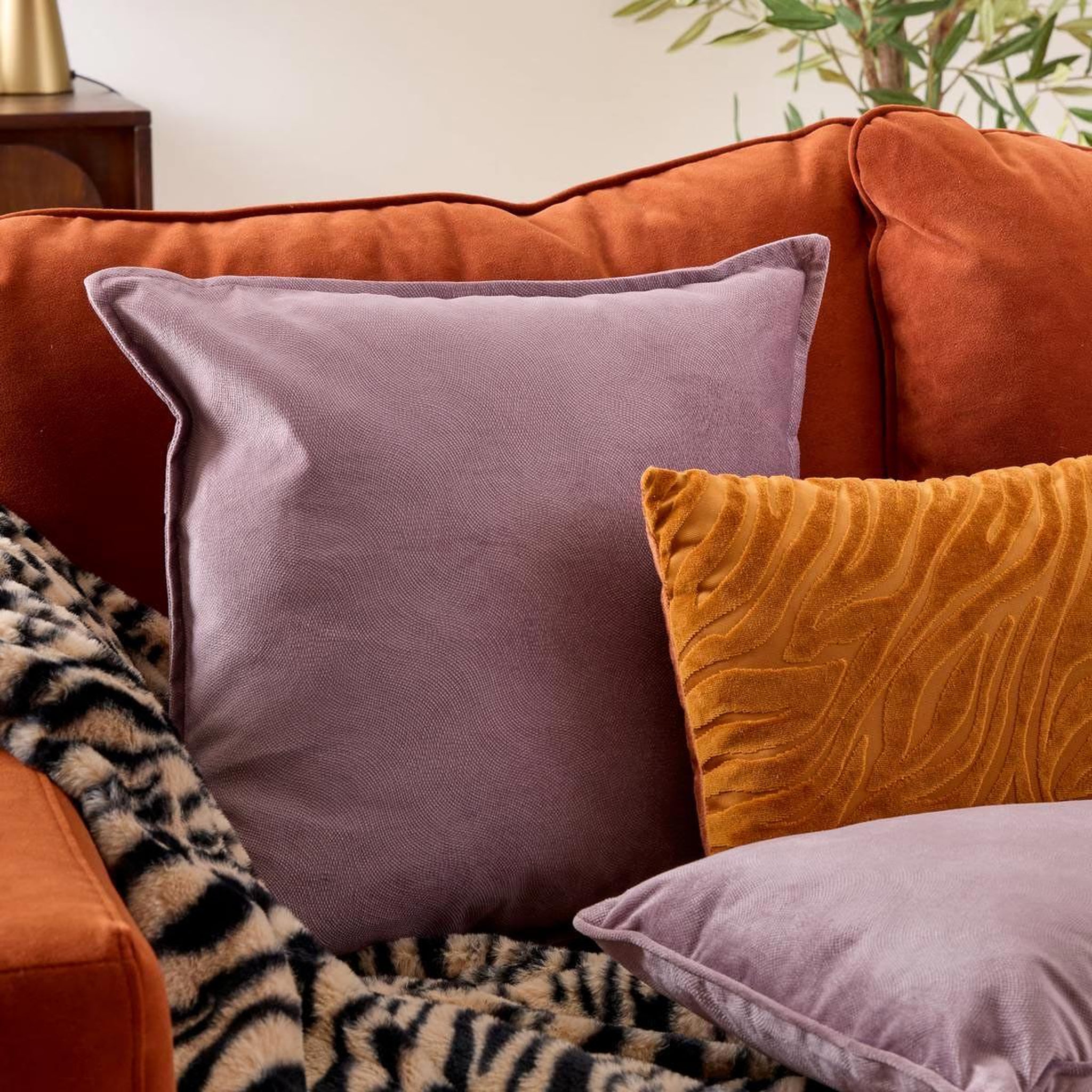 Voir la diapositive 4 : ATMOSPHERA Coussin déco uni  lilou  45x45cm parme