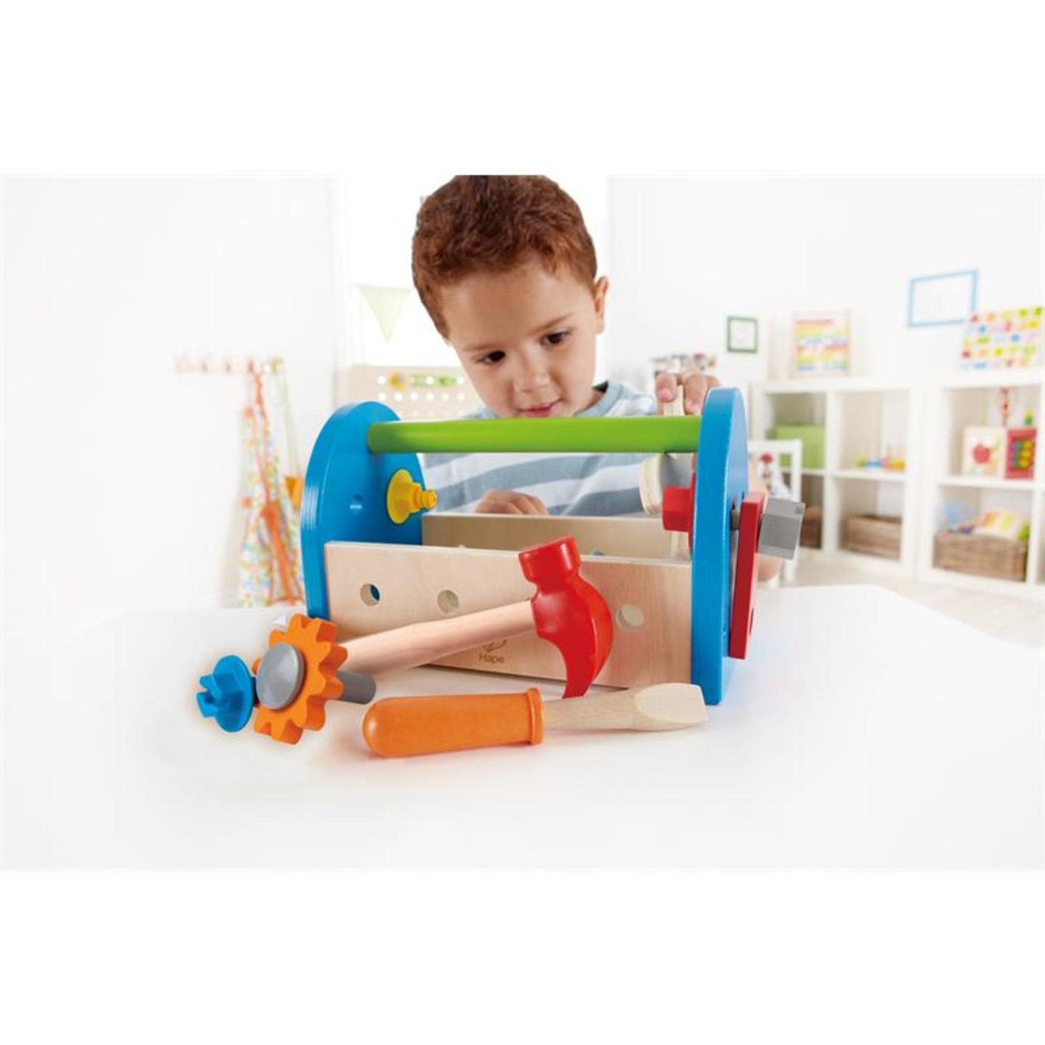 Voir la diapositive 5 : Hape Boite a outils en bois