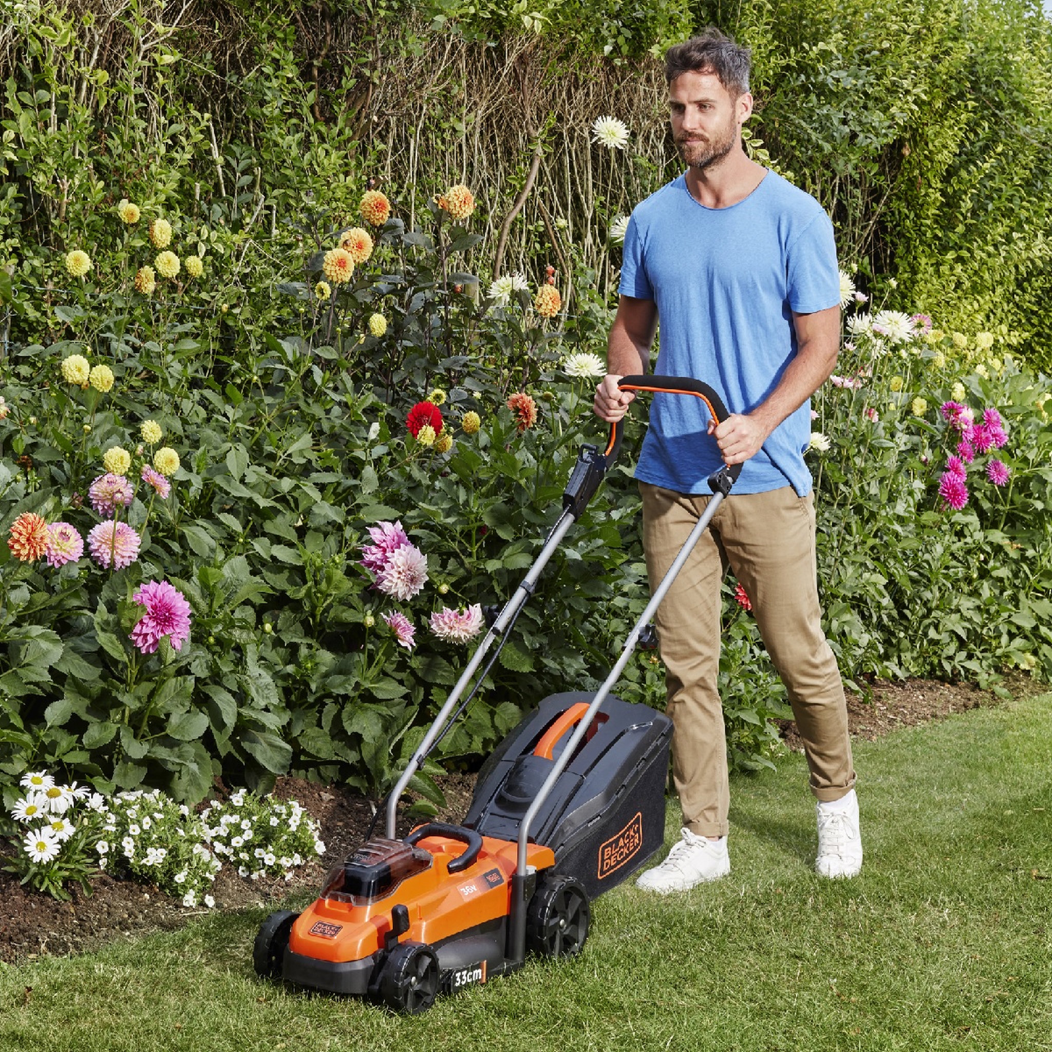 Voir la diapositive 2 : Black & Decker Tondeuse à gazon sans fil 18V - coupe 33cm