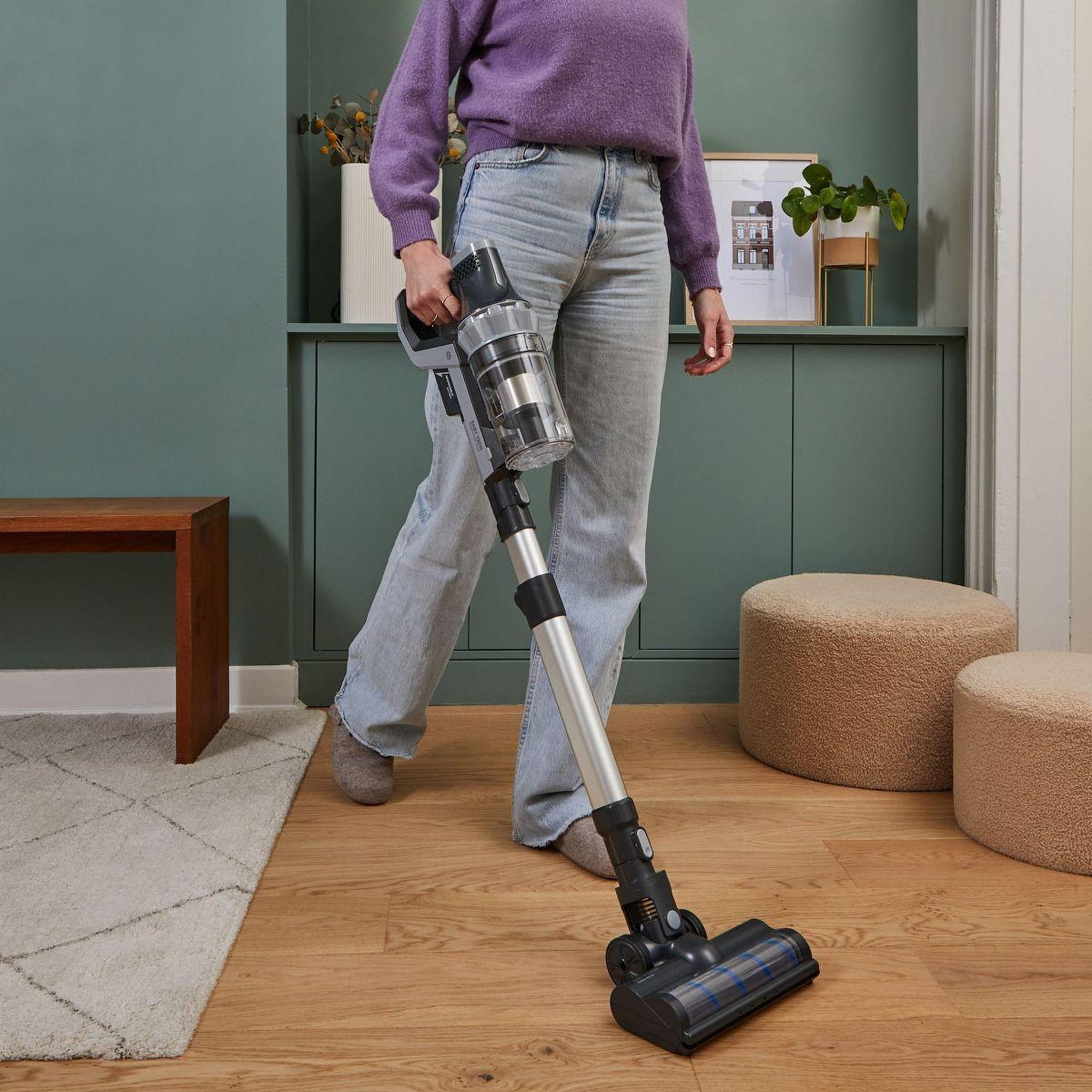 Voir la diapositive 2 : ESSENTIEL B Aspirateur balai eamu 216 easy tech