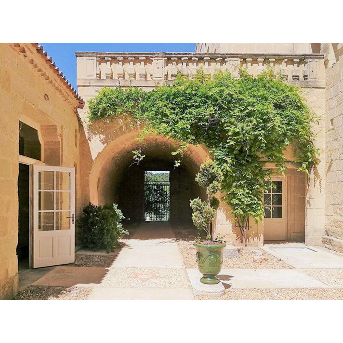 Smartbox 3 jours avec accès au spa et vin pétillant dans un château 4* près de Nîmes - Coffret Cadeau Séjour