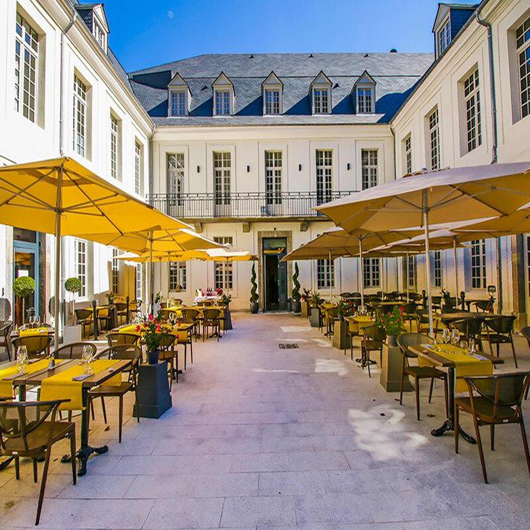 Voir la diapositive 4 : Smartbox Séjour de 3 jours à bagnères-de-luchon avec champagne en hôtel 4* - coffret cadeau séjour