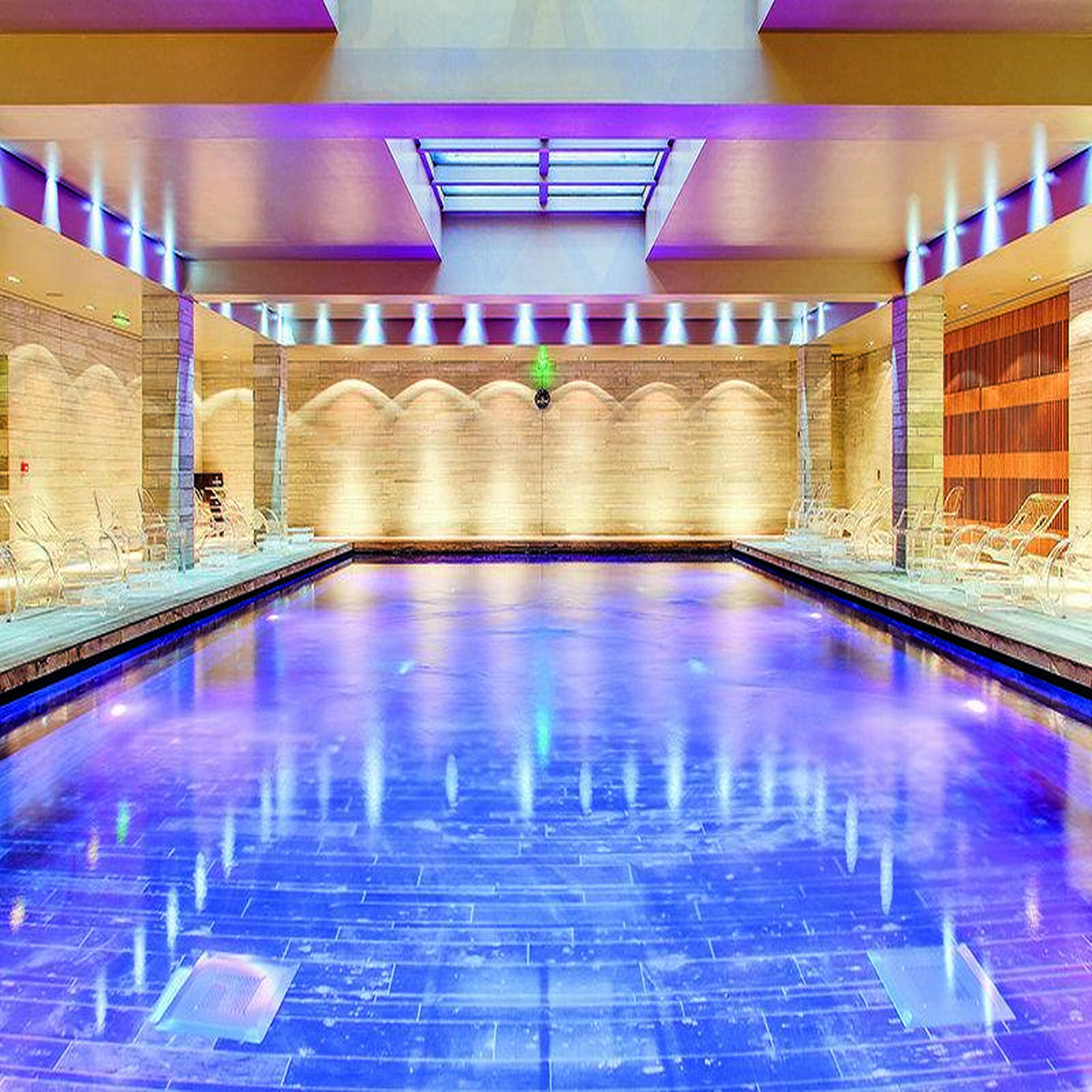 Voir la diapositive 4 : Smartbox Séjour de 3 jours dans un hôtel 5* avec piscine au centre de rouen - coffret cadeau séjour