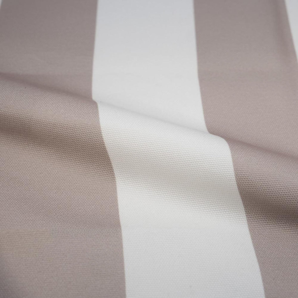 Rendez vous déco Chaise longue de plage pliable en tissu rayé écru et taupe-Balabac