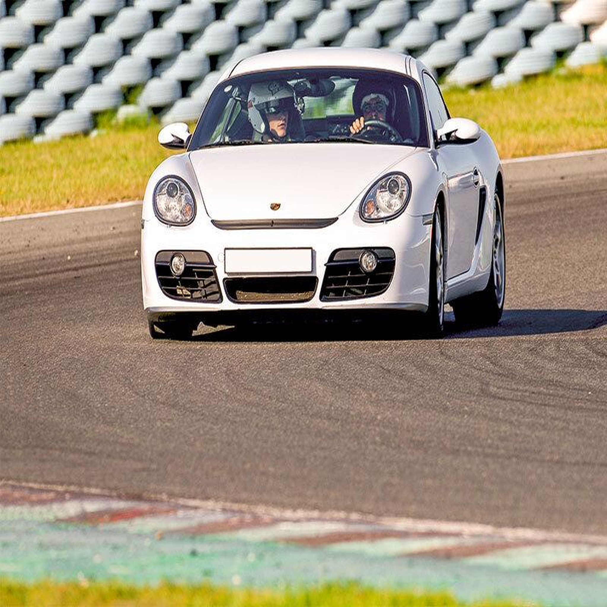 Voir la diapositive 4 : Smartbox Stage de pilotage : 5 tours sur le circuit de magny-cours en porsche cayman - coffret cadeau sport & aventure