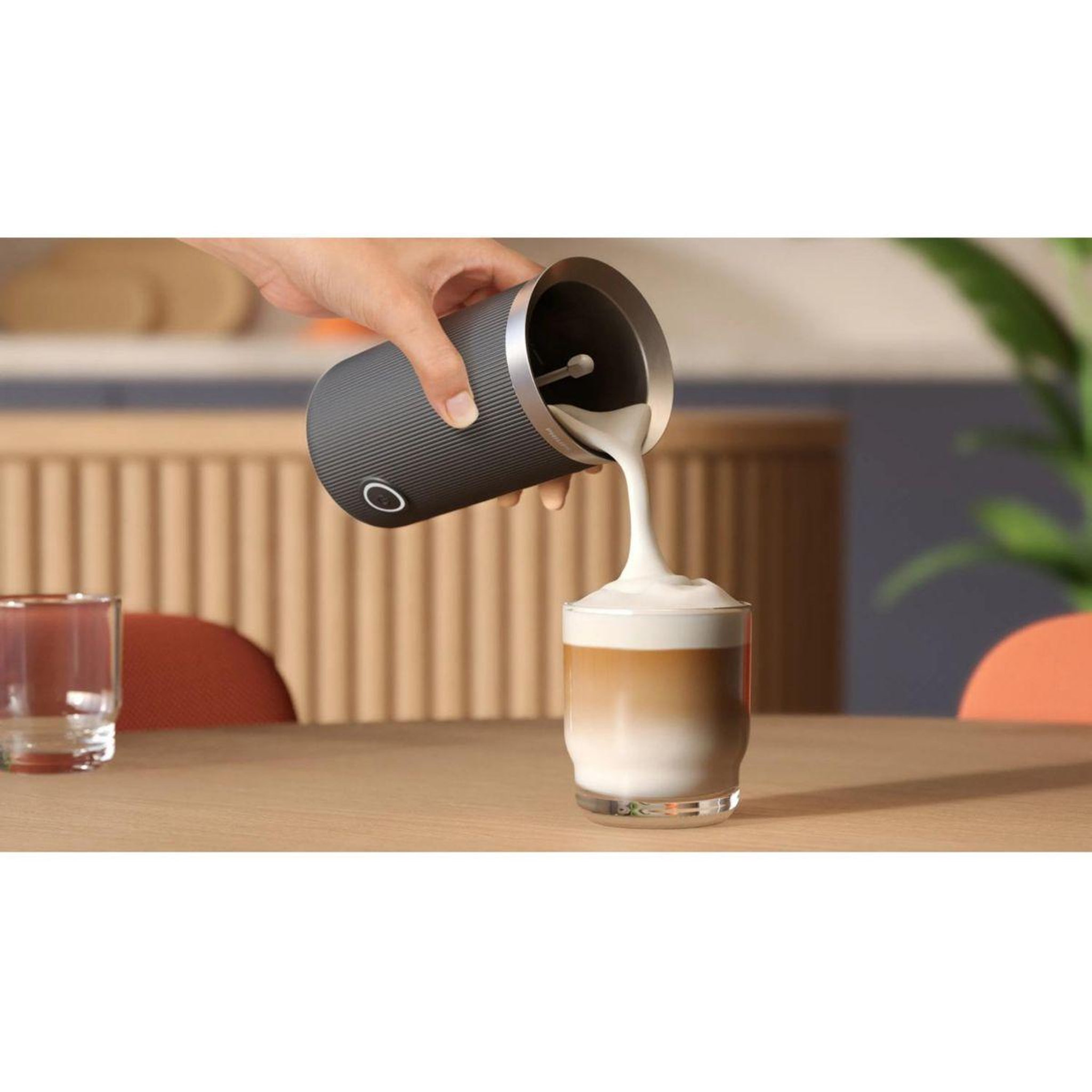Voir la diapositive 2 : Philips Machine à expresso baristina bar303/60 cafetière à grain noire + mousseur à lait