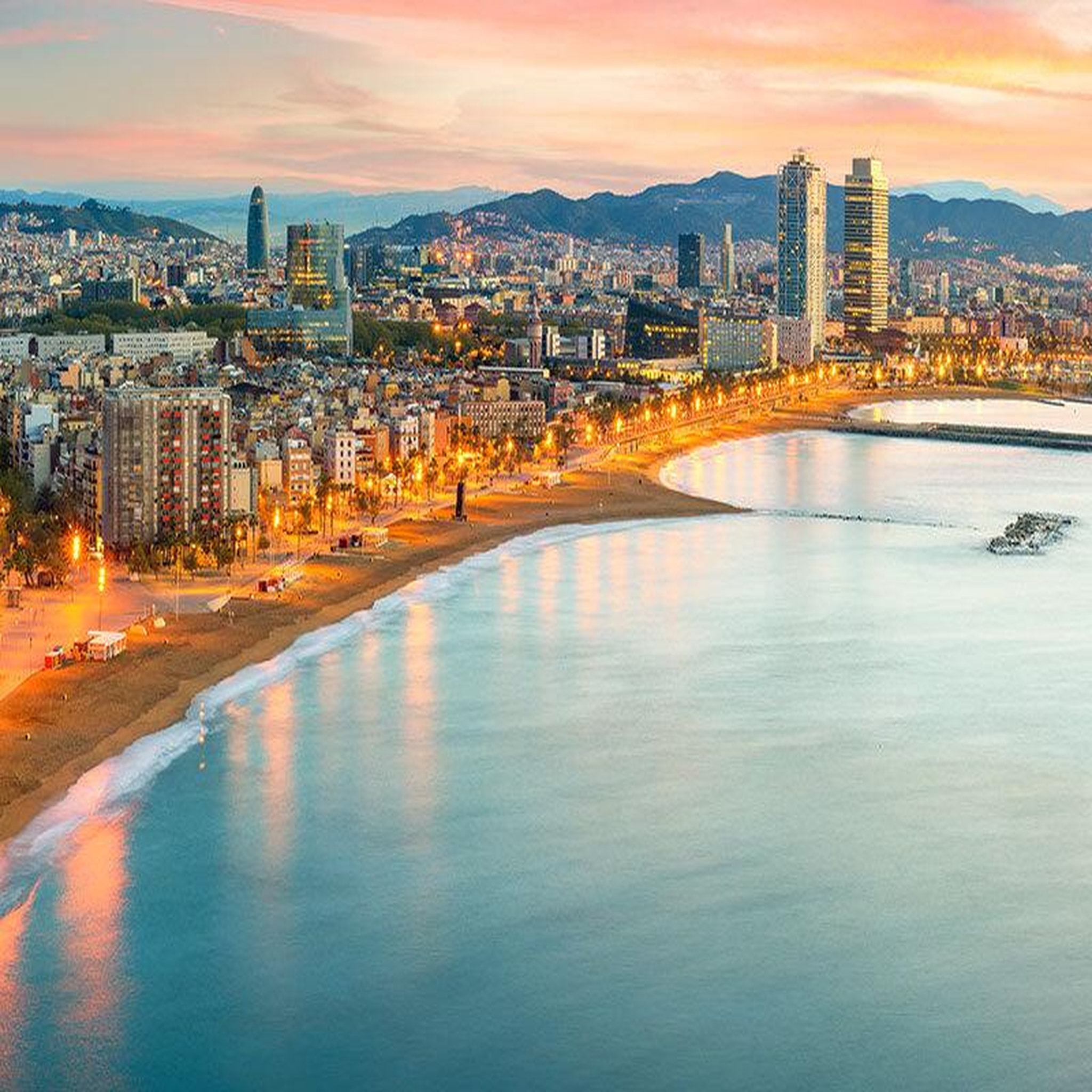 Voir la diapositive 2 : Smartbox Séjour de 2 jours à Barcelone avec croisière en catamaran au coucher du soleil - Coffret Cadeau Multi-thèmes