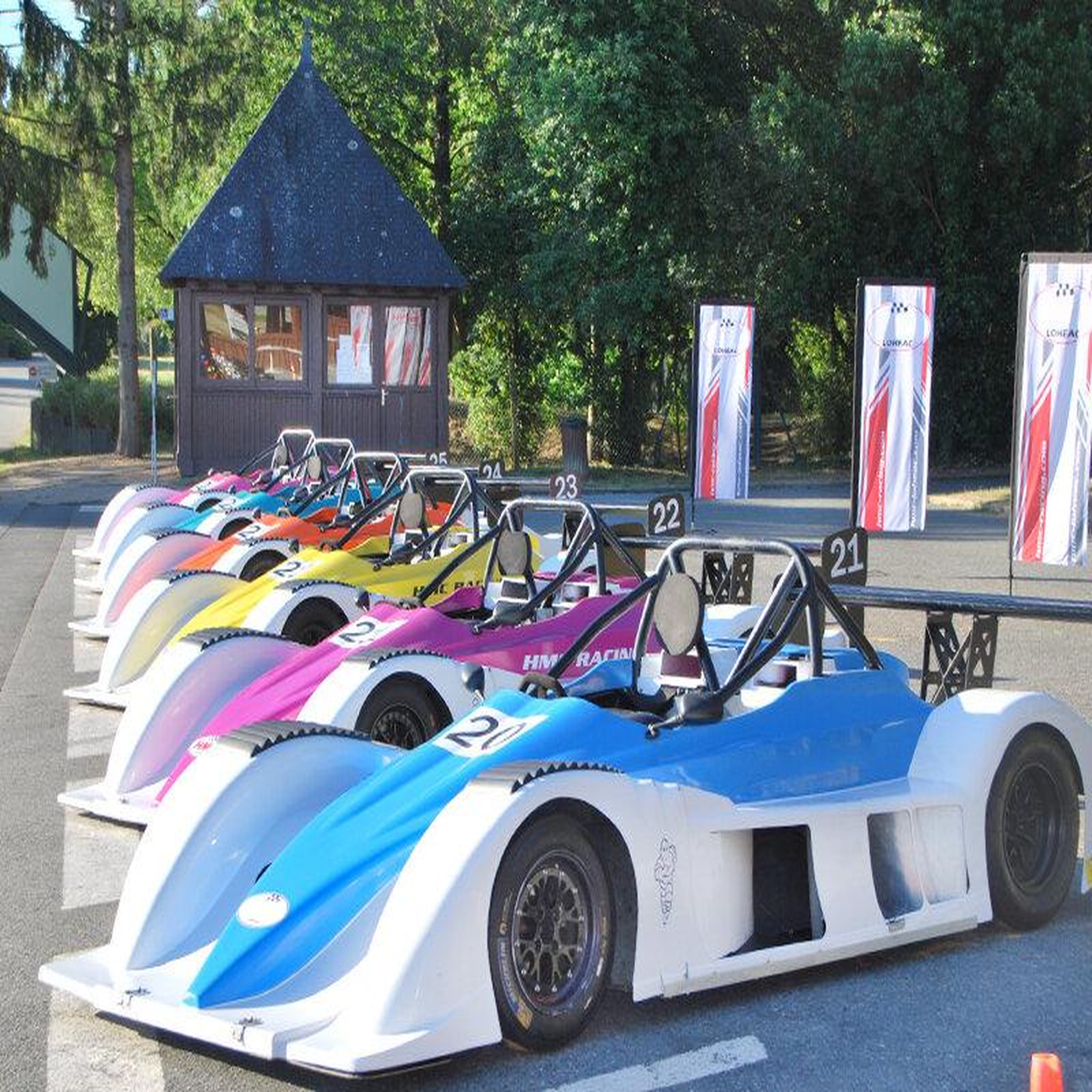 Voir la diapositive 3 : Smartbox Stage de pilotage : 6 tours sur le circuit de Lohéac en Sport Proto Funyo 5 - Coffret Cadeau Sport & Aventure